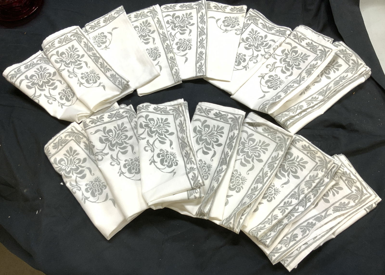 Set 16 SUR LA TABLE table Linens (1 of 6)