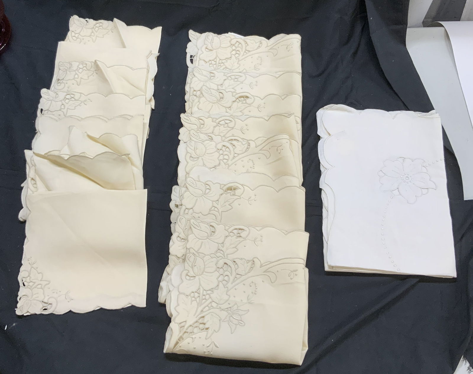 Lot 18 Vintage Tbl Linens, Placemats, & Tbl Cloth: Includes 9 linens/napkins, 8 placemats (each are tan toned with embroidered floral and leaf detailing at edges, & 1 white toned table cloth with floral and leaf detail with pierced areas. Table cloth