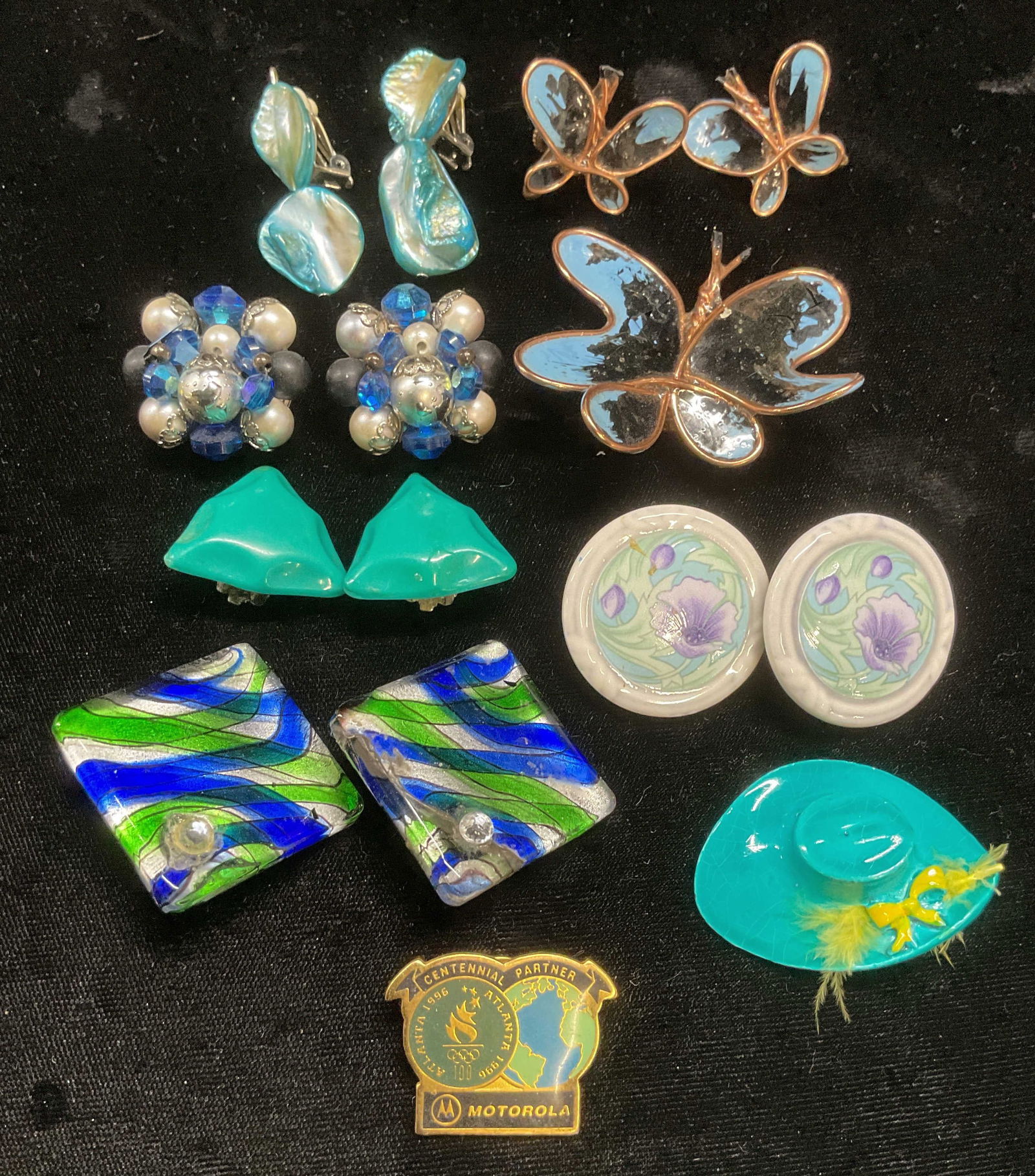 Group Lot Assorted Vtg Earrings, Pin, Brooches (1 of 7)