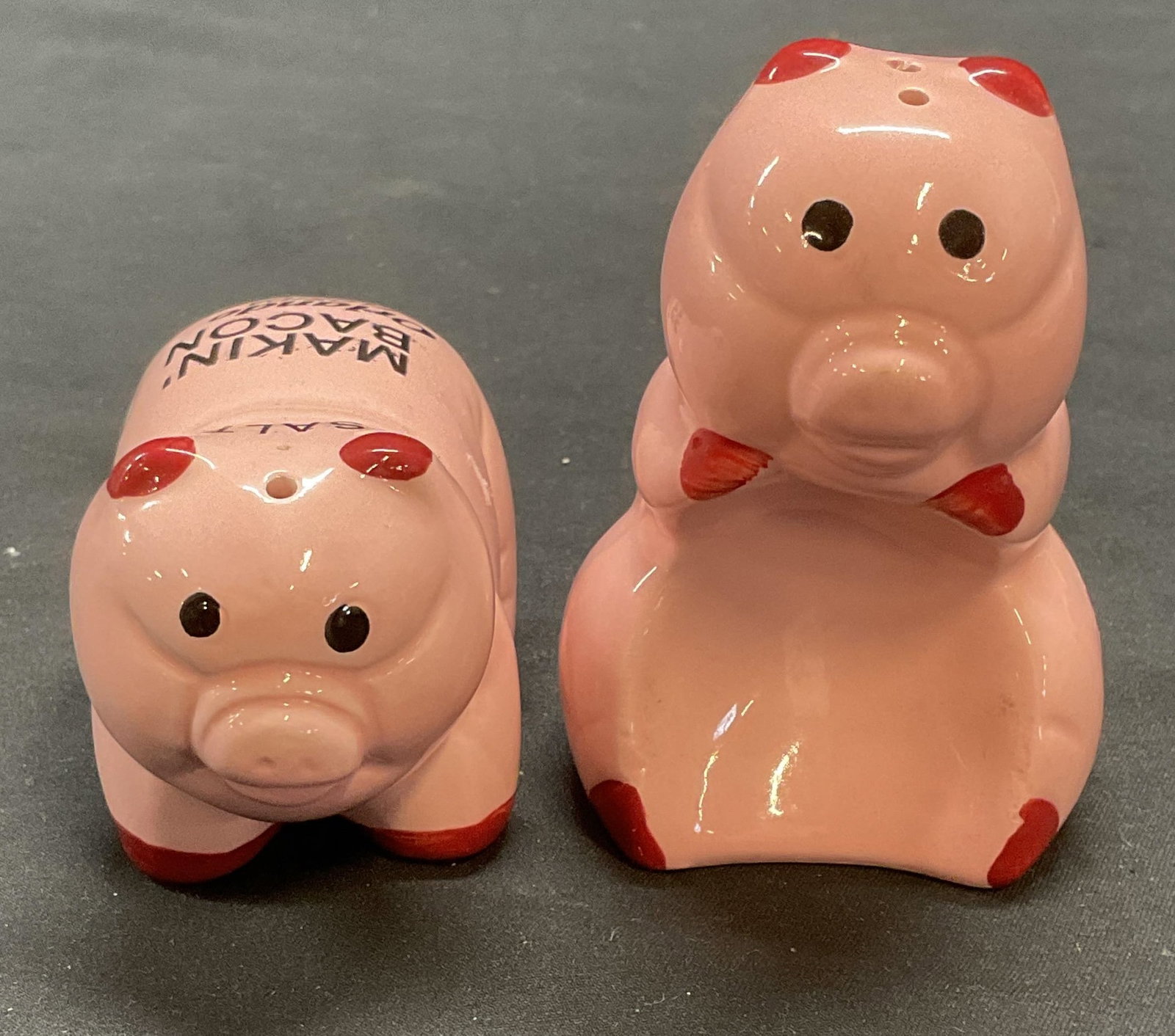 Ceramic Pig Florida Souvenir Novelty S&P Shakers: Ceramic pig novelty salt and pepper shakers. Orlando, Florida souvenir. Read Making Bacon. Marked AGiftCorp on underside. Larger piece measures approx 2.25 x 2 x 3.5 inches. Both pieces have wear incl