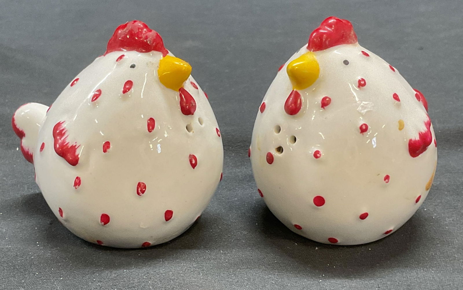 Vtg Ceramic White Rooster Salt & Pepper Shakers (1 of 6)