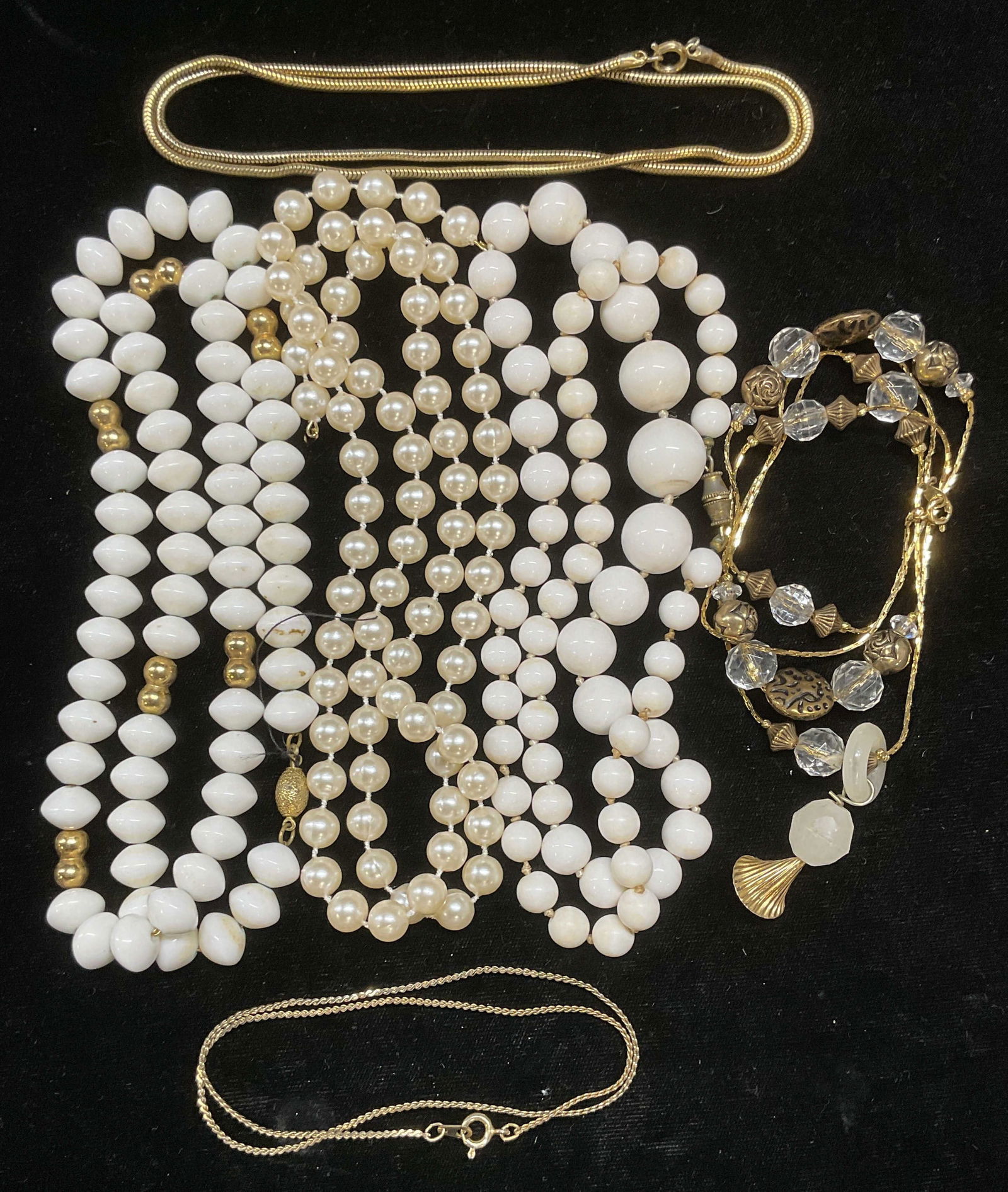 Group Lot Vtg Gold Tone & Faux Pearl Necklaces: Group lot of 6 vintage gold tone, faux pearl, and crystal beaded necklaces. Longest drop length approx 14.5 inches. Some wear to all pieces including scratching observed. One clasp needs repair. Jewel
