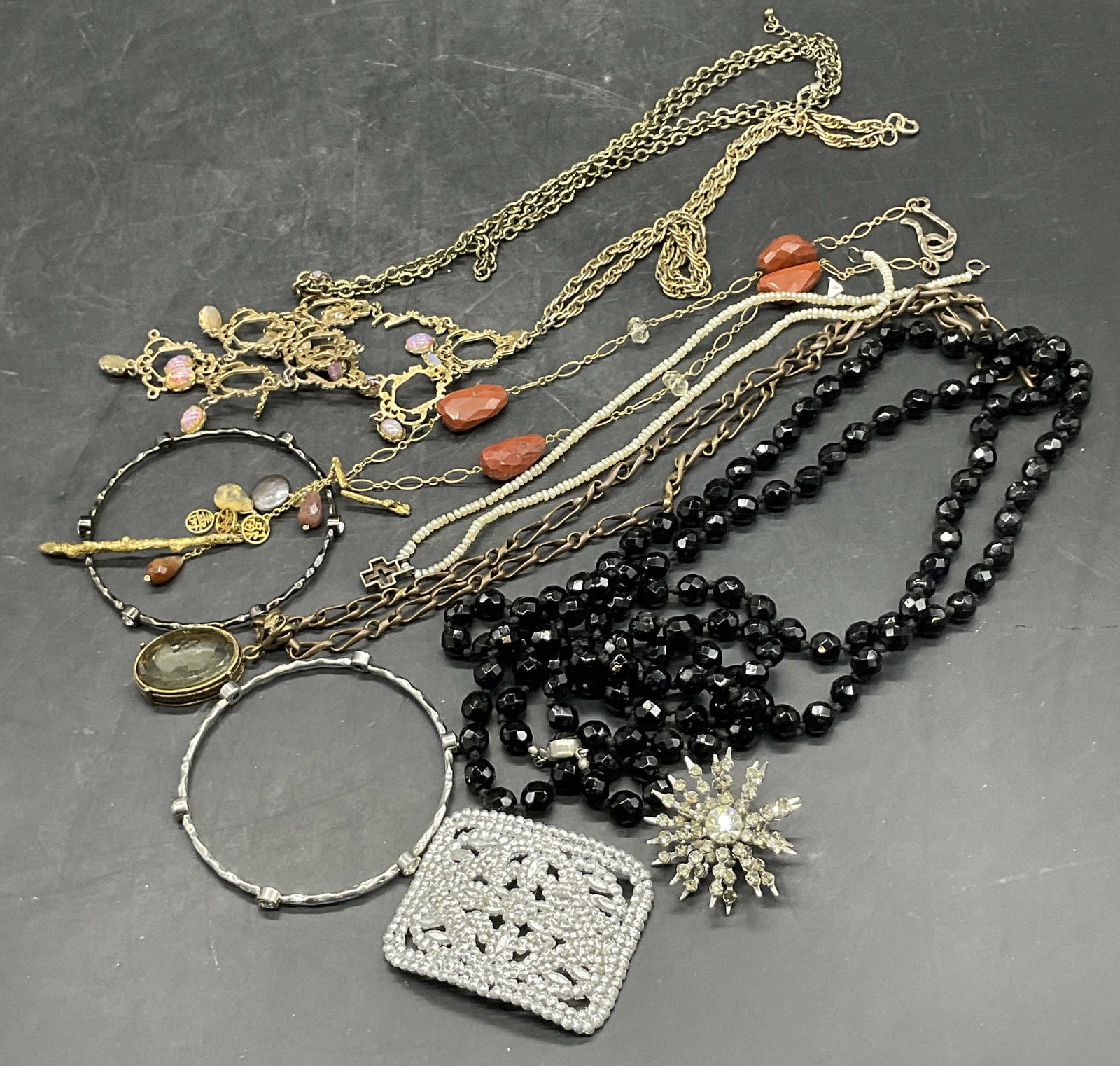 Grp Necklaces, Bracelets, Brooch & Jewelry Pieces: Group lot of Vintage Necklaces, Bracelets, Brooch & Jewelry Pieces. Pieces feature faceted black beads, pearlescent beads, crystals, faux stones, and more. Crystal snowflake form brooch measures appro