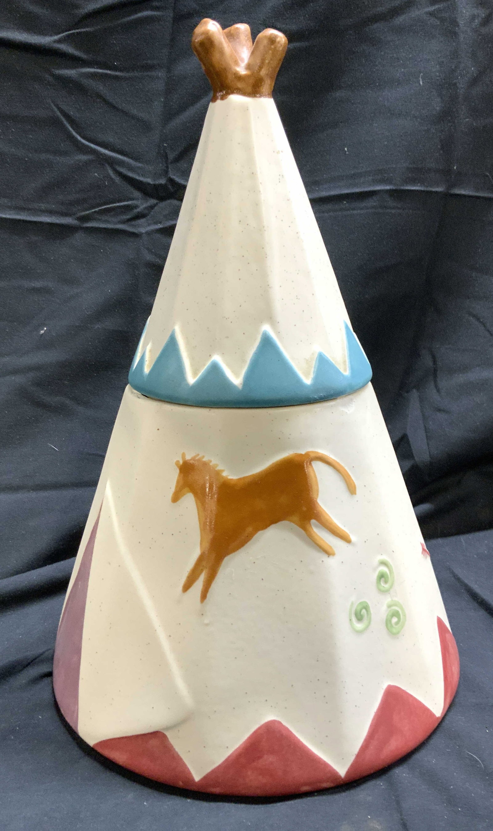 TREASURE CRAFT USA Ceramic Teepee Cookie jar (1 of 6)