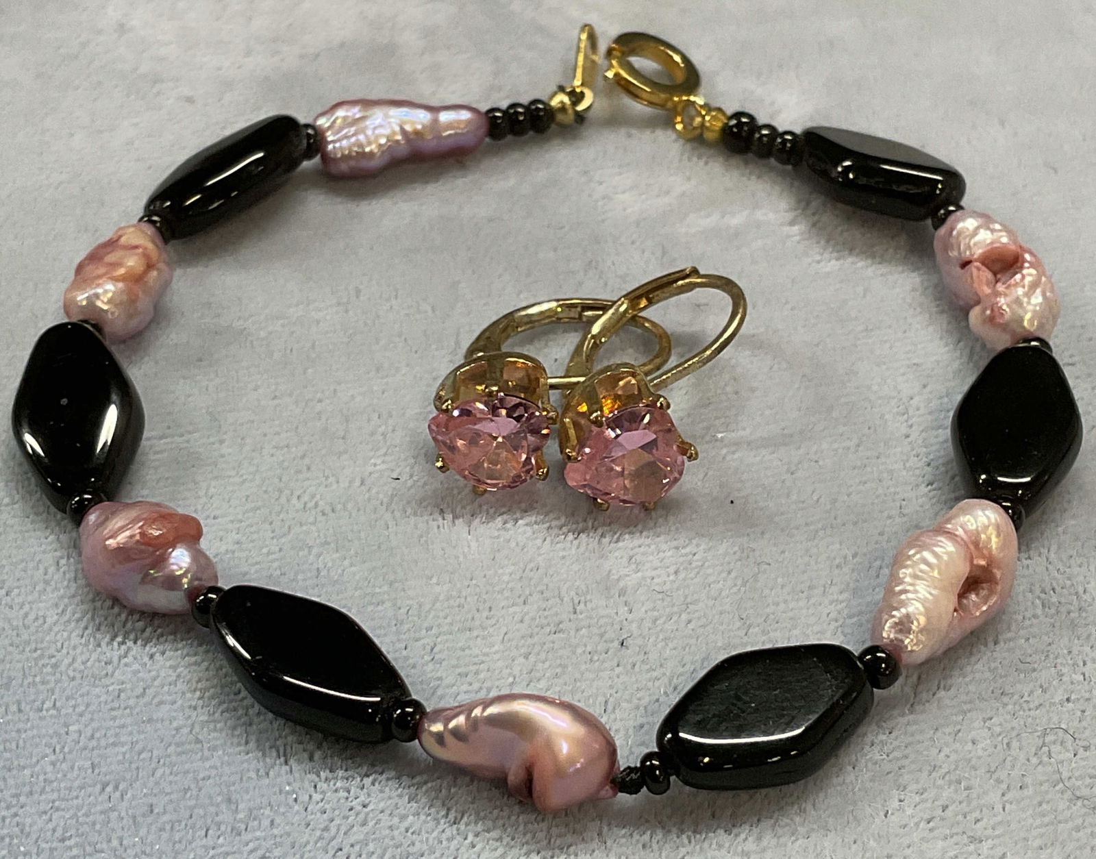Lot 2 Faux Pearl Bracelet & Pink Crystal Earrings (1 of 6)
