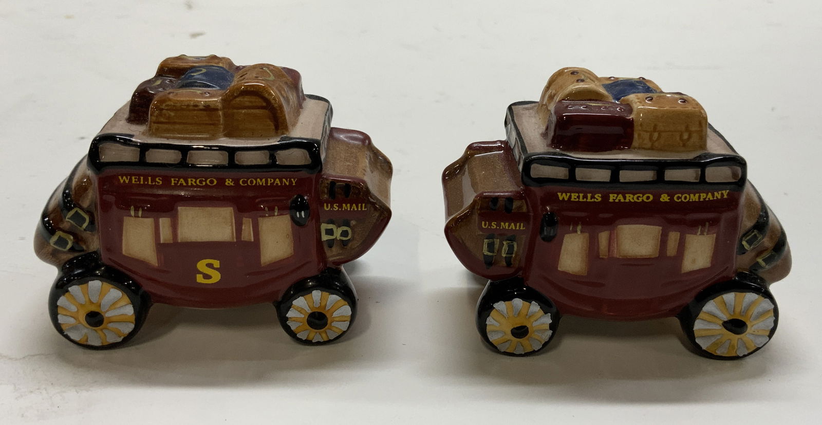 Pr Wells Fargo Carriage Form Porc S/P Shakers (1 of 6)