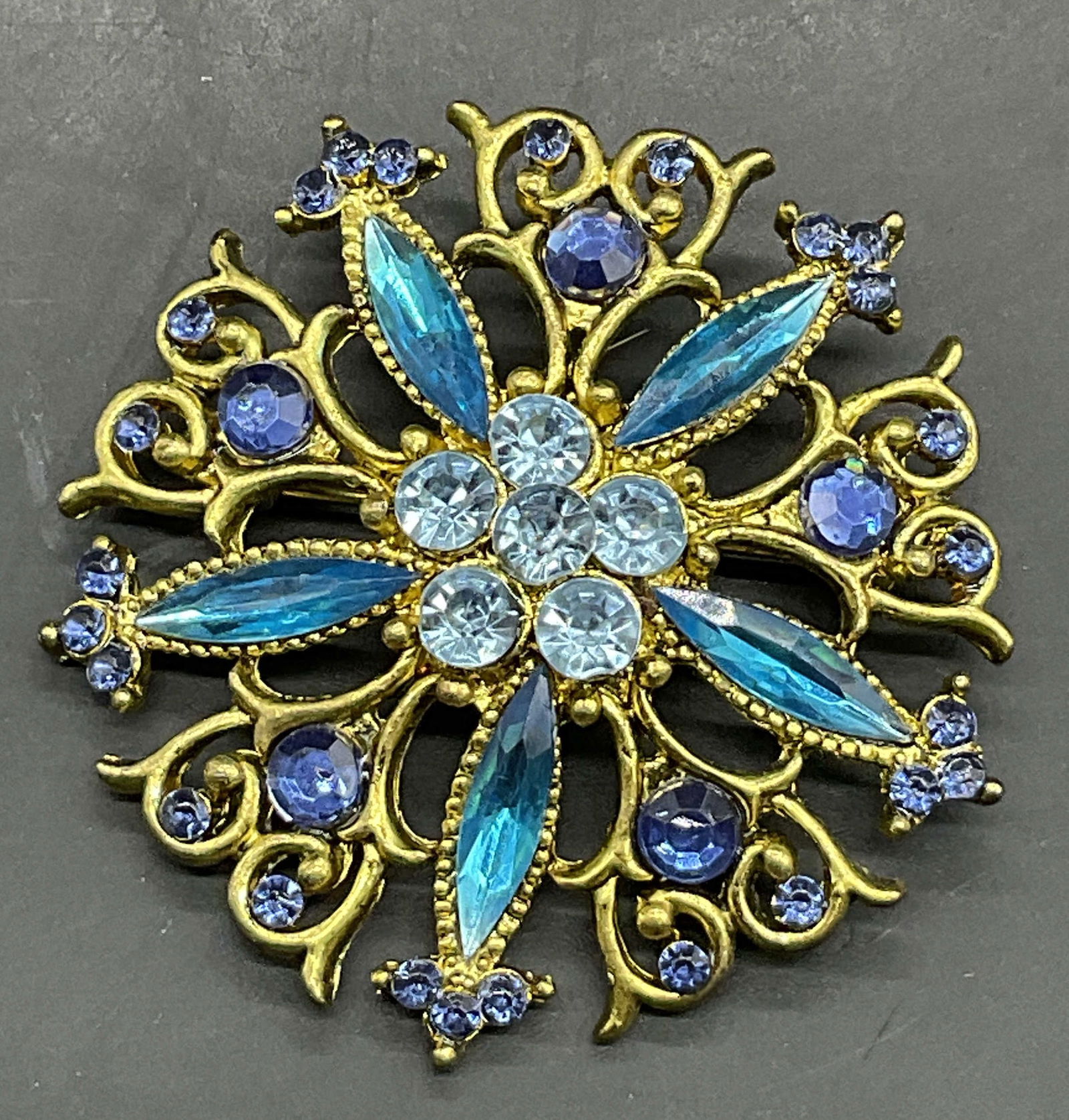 Vntg Bejeweled Blue Crystal Open Metalwork Brooch (1 of 6)