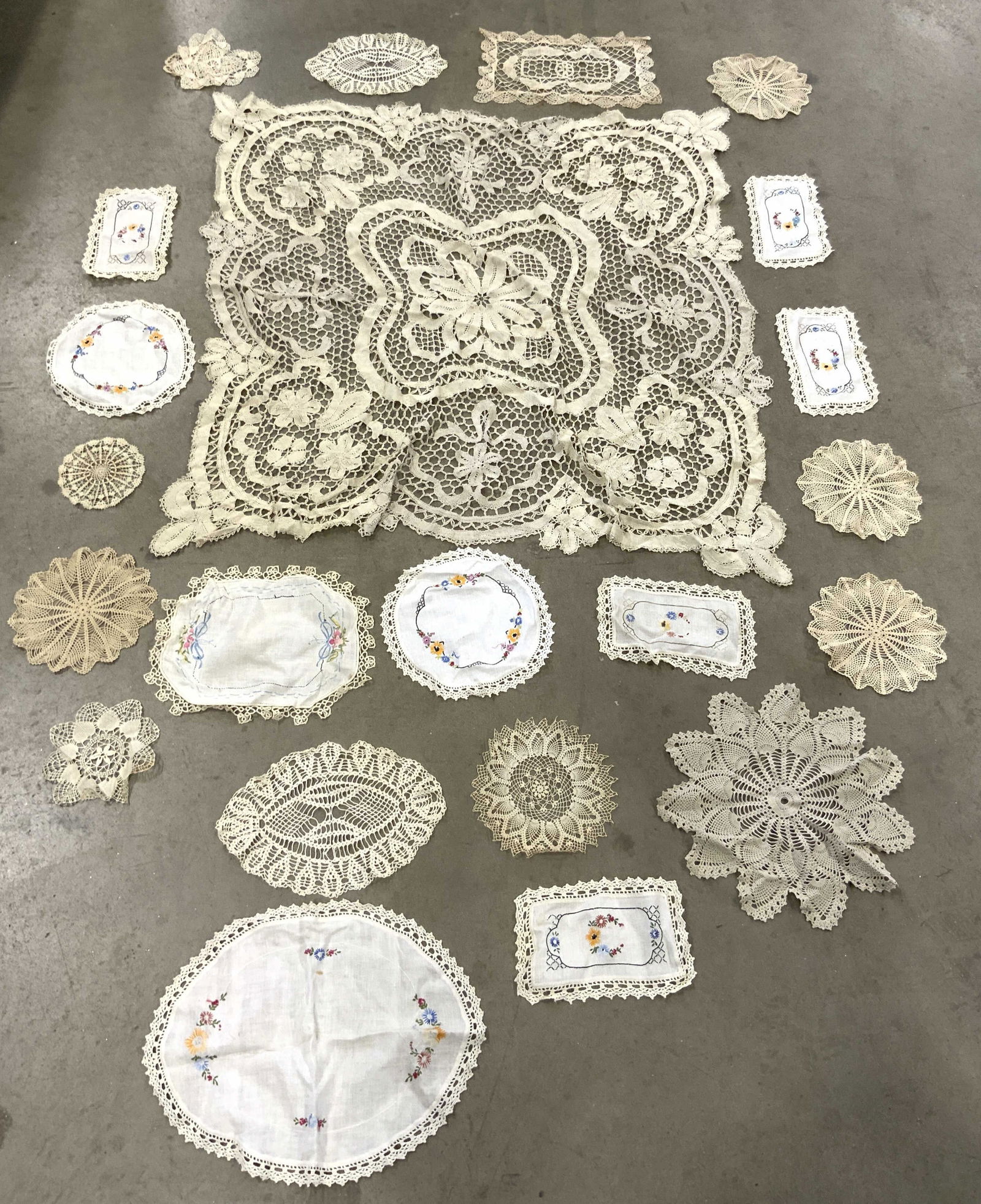 Lot 22 Vtg Assorted Table Linens Doilies & More (1 of 8)