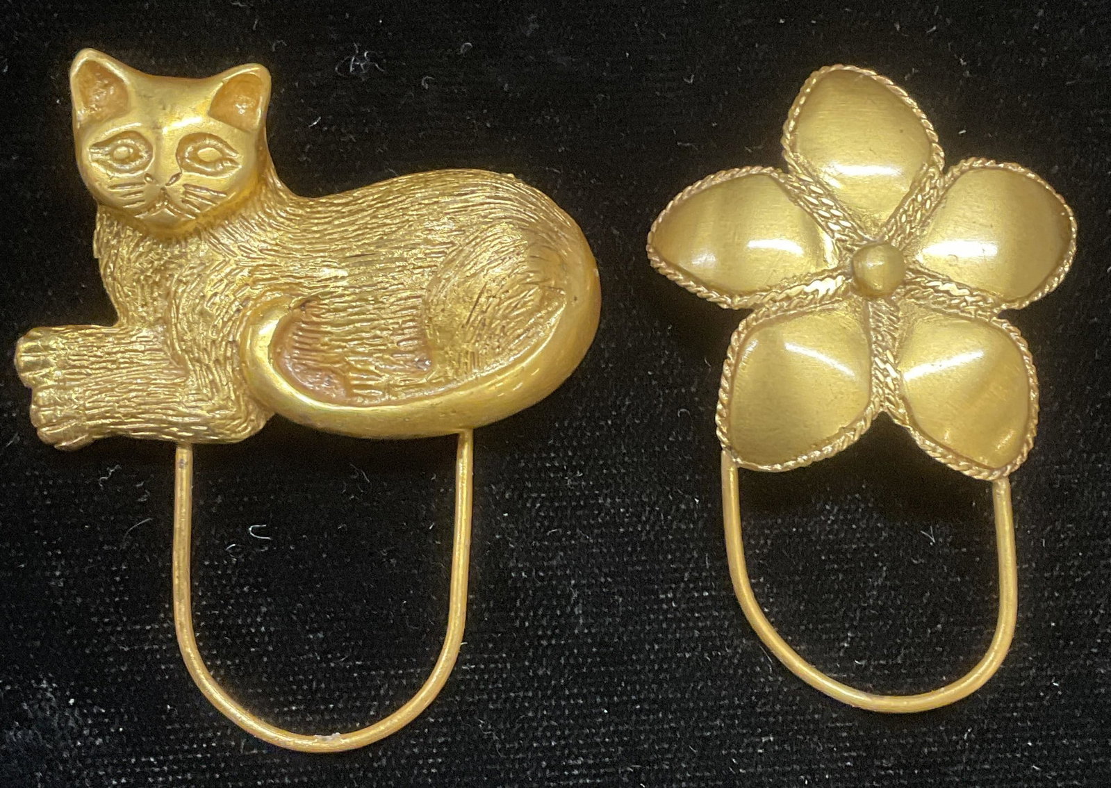 Lot 2 Vtg Gold Tone Cat & Flower Brooches: Lot of 2 Vintage gold tone brooches. Cat and flower motifs. Larger piece measures approx 2 x 1.75 inches. Some wear to each including scratching observed. Jewelry, estate jewelry, costume jewelry, coc