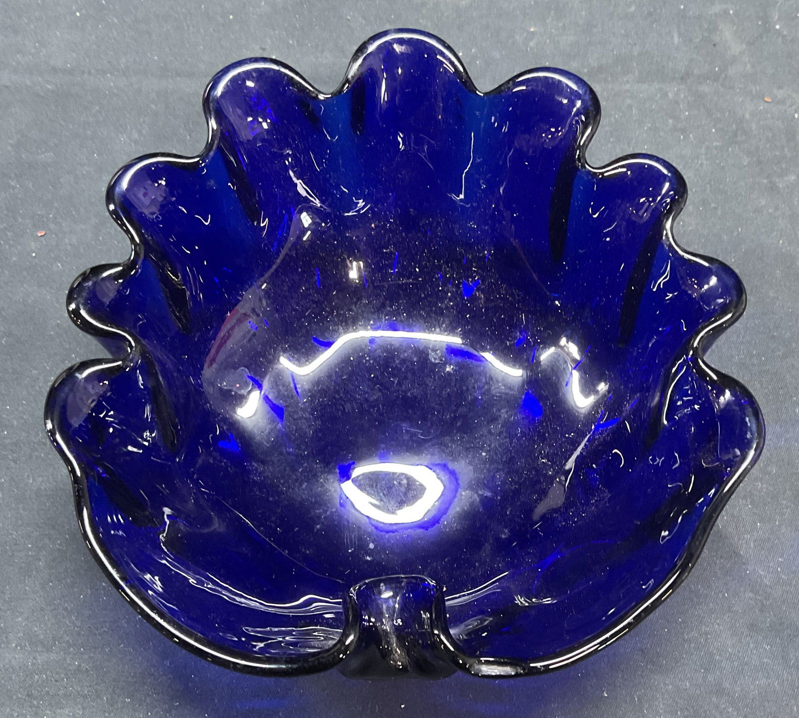 Vtg Cobalt Art Glass Scalloped Cabbage Leaf Bowl: Vintage cobalt blue art glass bowl. Scalloped rim, cabbage leaf form. Measures approx 5.5 x 5.5 x 2.25 inches. Some wear including scratching observed. Cabbage leaf bowl, art glass bowl, leaf bowl, sc