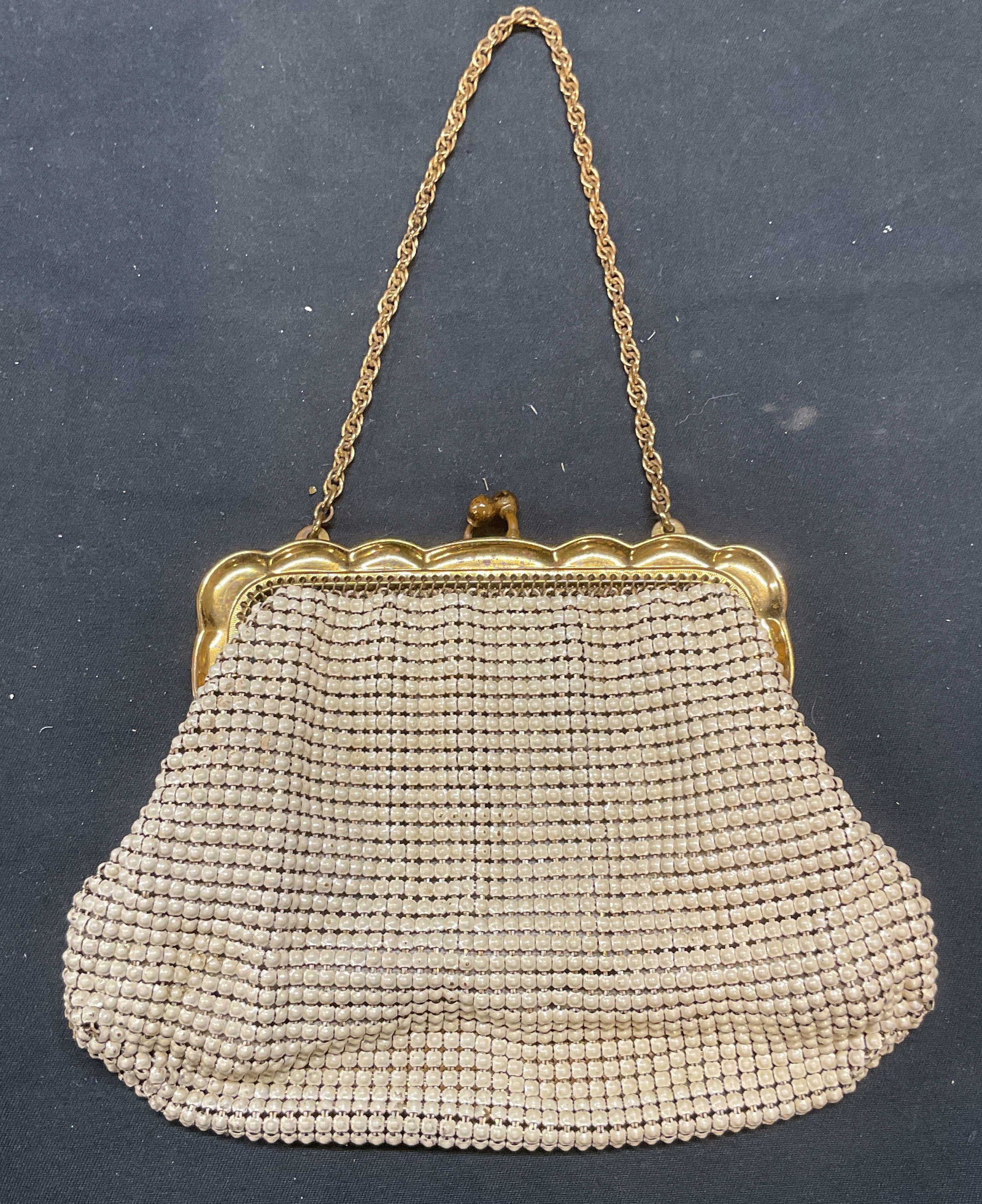 Vtg Whiting & Davis White Enameled Mesh Handbag: Vintage Whiting & Davis white enameled metal mech handbag. Blue fabric lining. Signed on label and metal frame. Gold tone chain and frame with scalloped design. Measures approx 4 x 5.25 inches. Some w