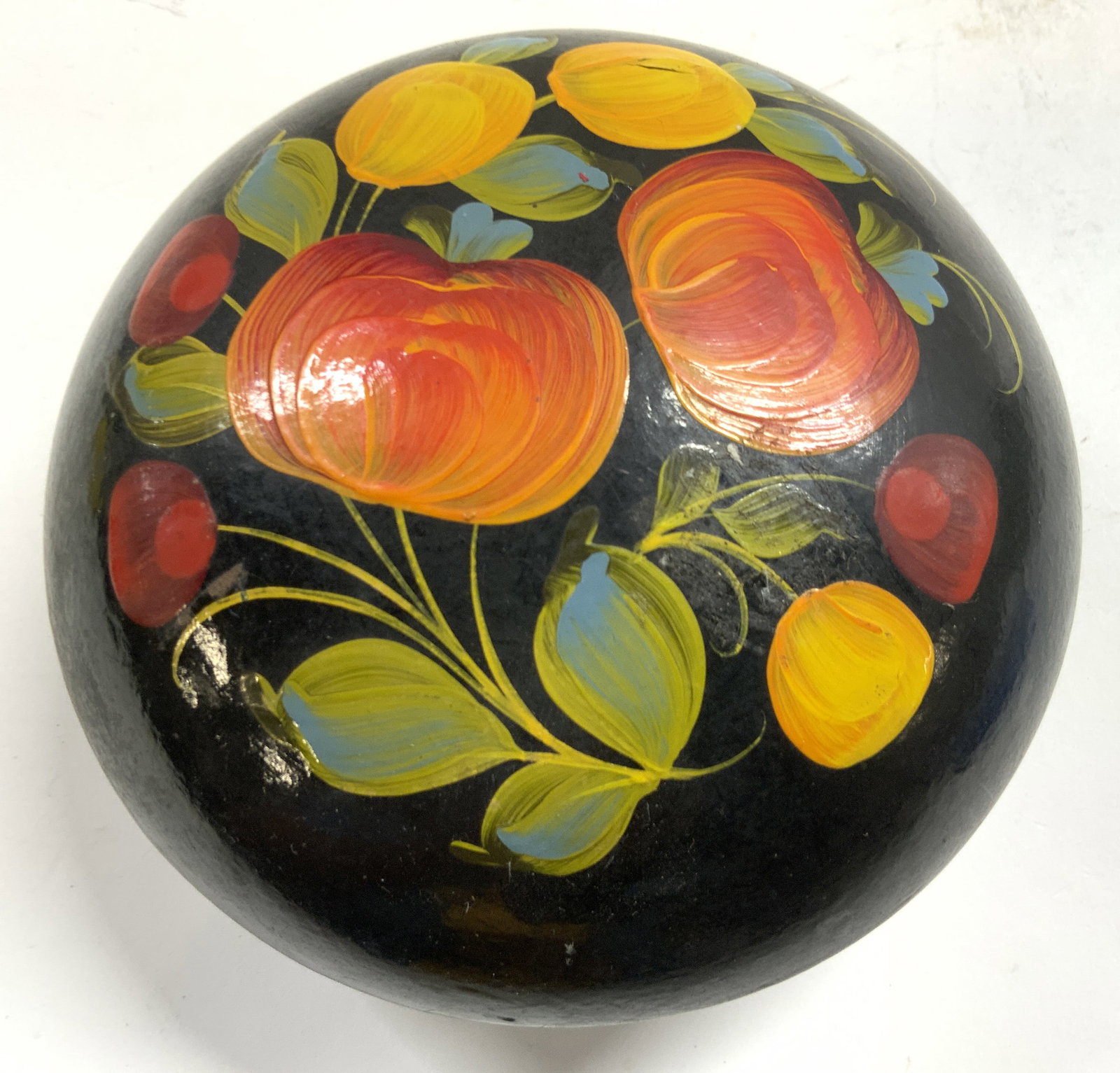 Vtg Hand Painted Floral Lacquered Trinket Bx W Lid: Trinket box is black. Toned and lacquered. Piece has hand painted multi toned floral and leaf detail. Trinket box includes lid. Piece measures approximately 5 inches diameter 3 inches tall. Trinket bo