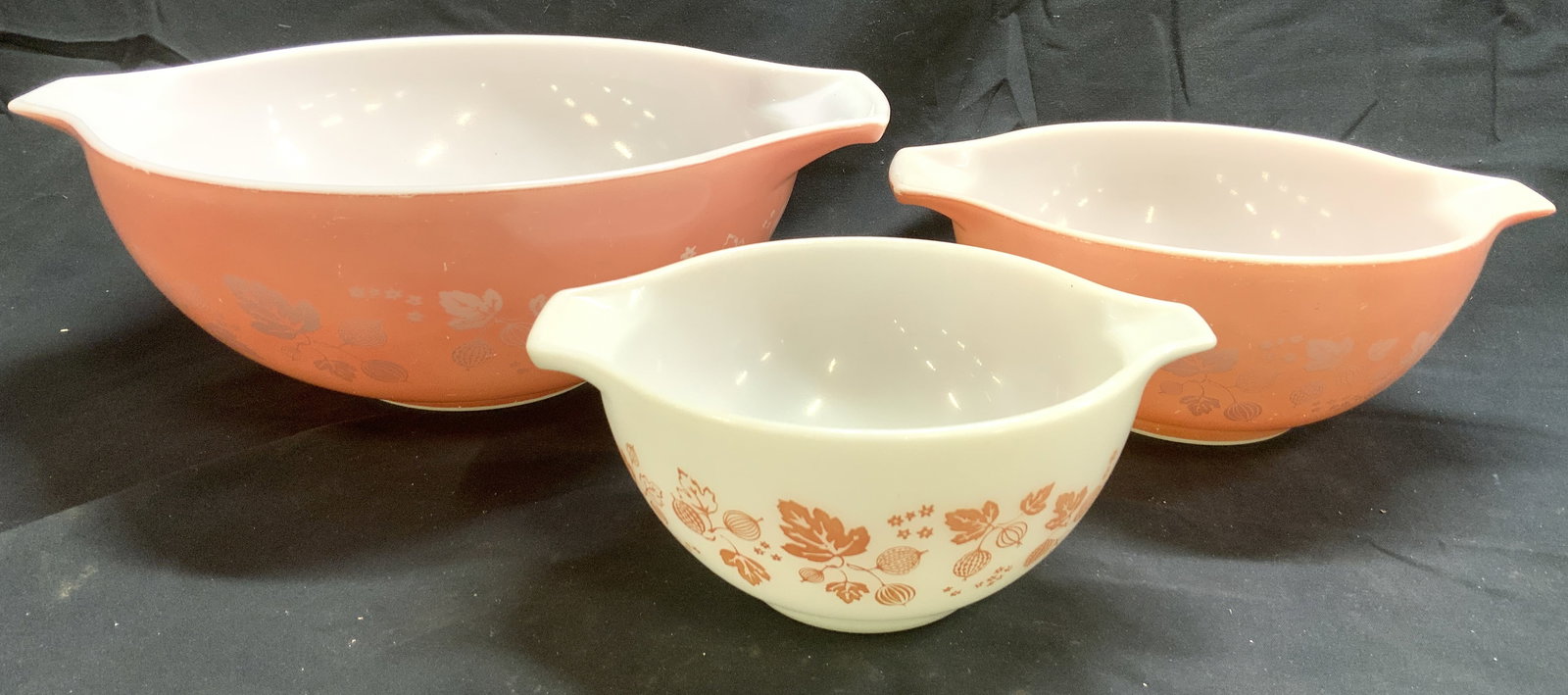 PYREX Lot 3 Serving Bowls Pink & White (1 of 6)
