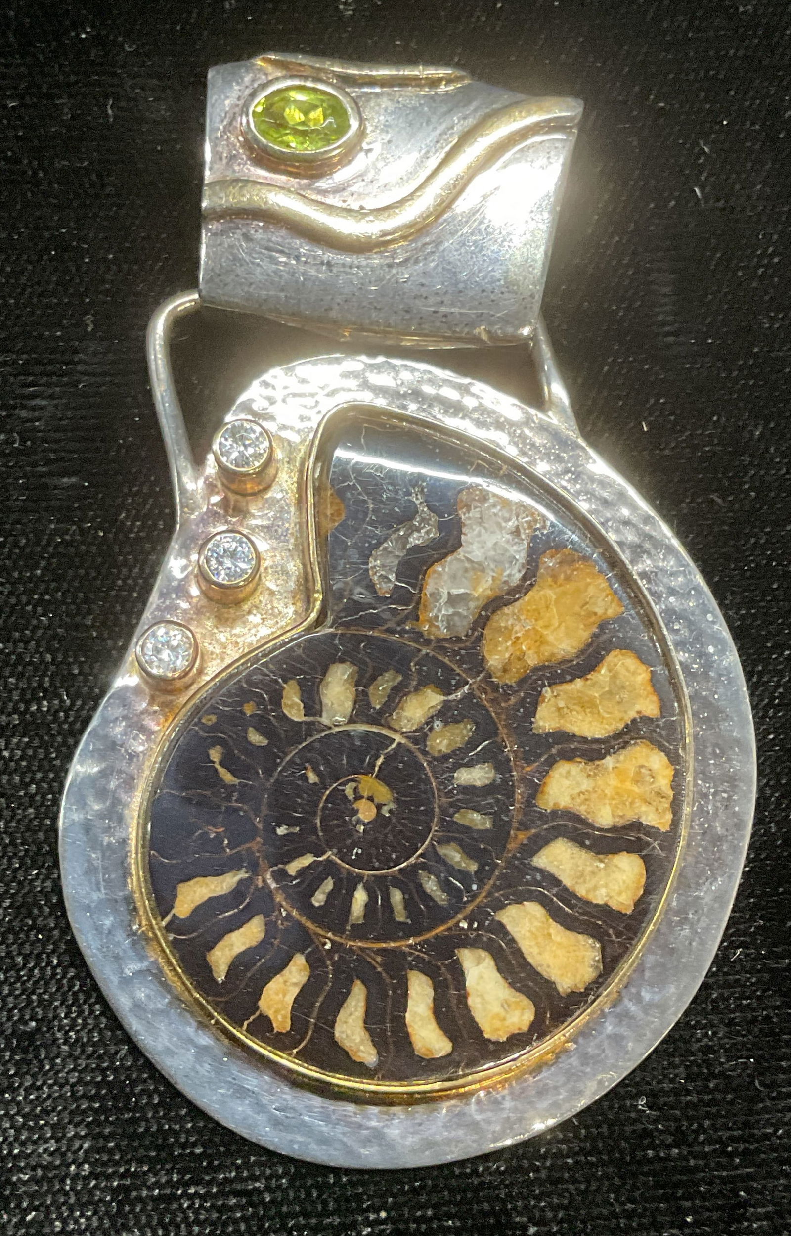BOMA Sterling Silver Ammonite Peridot Pendant (1 of 6)