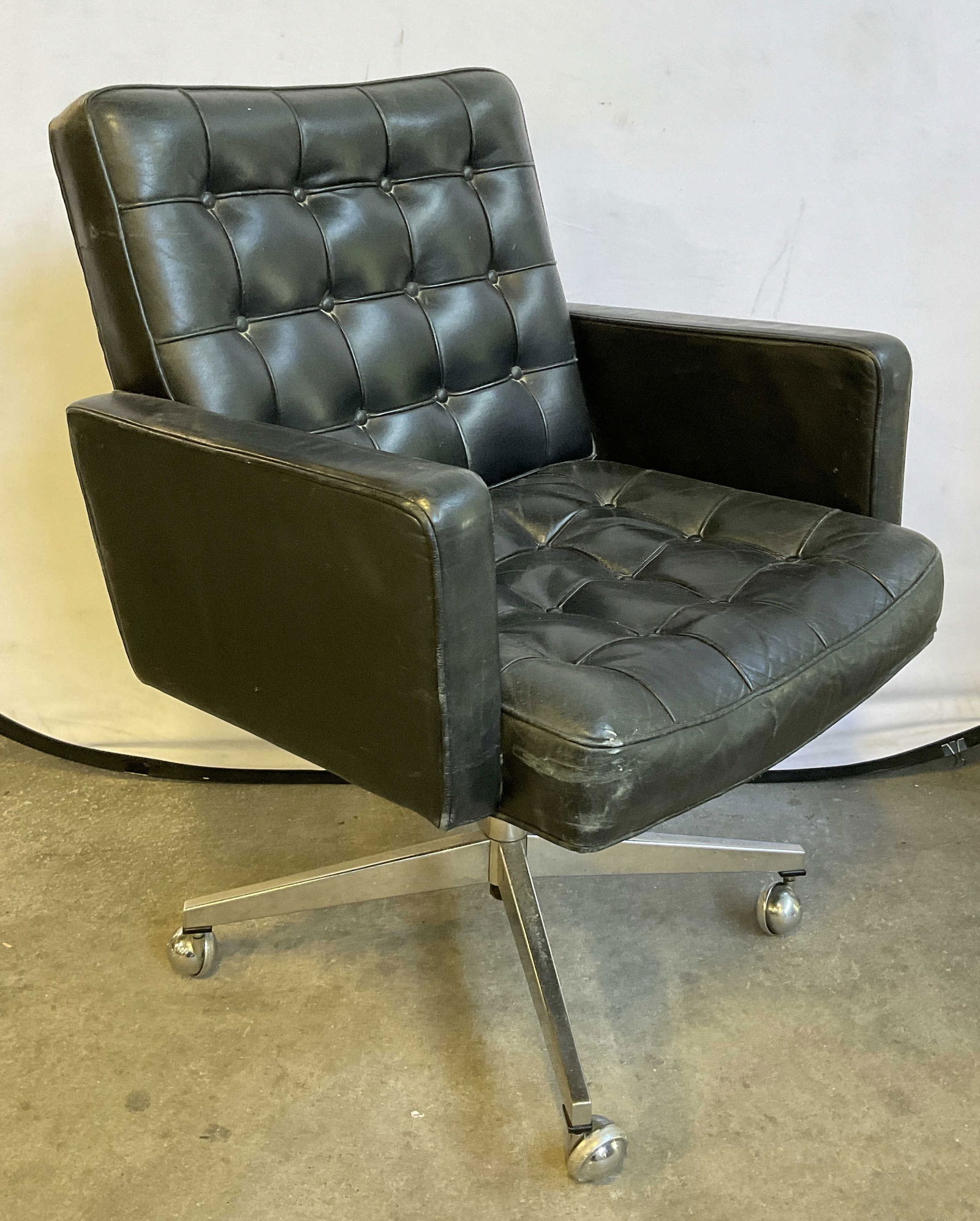 KNOLL Vincent Cafiero Black MCM Swivel Chair (1 of 12)