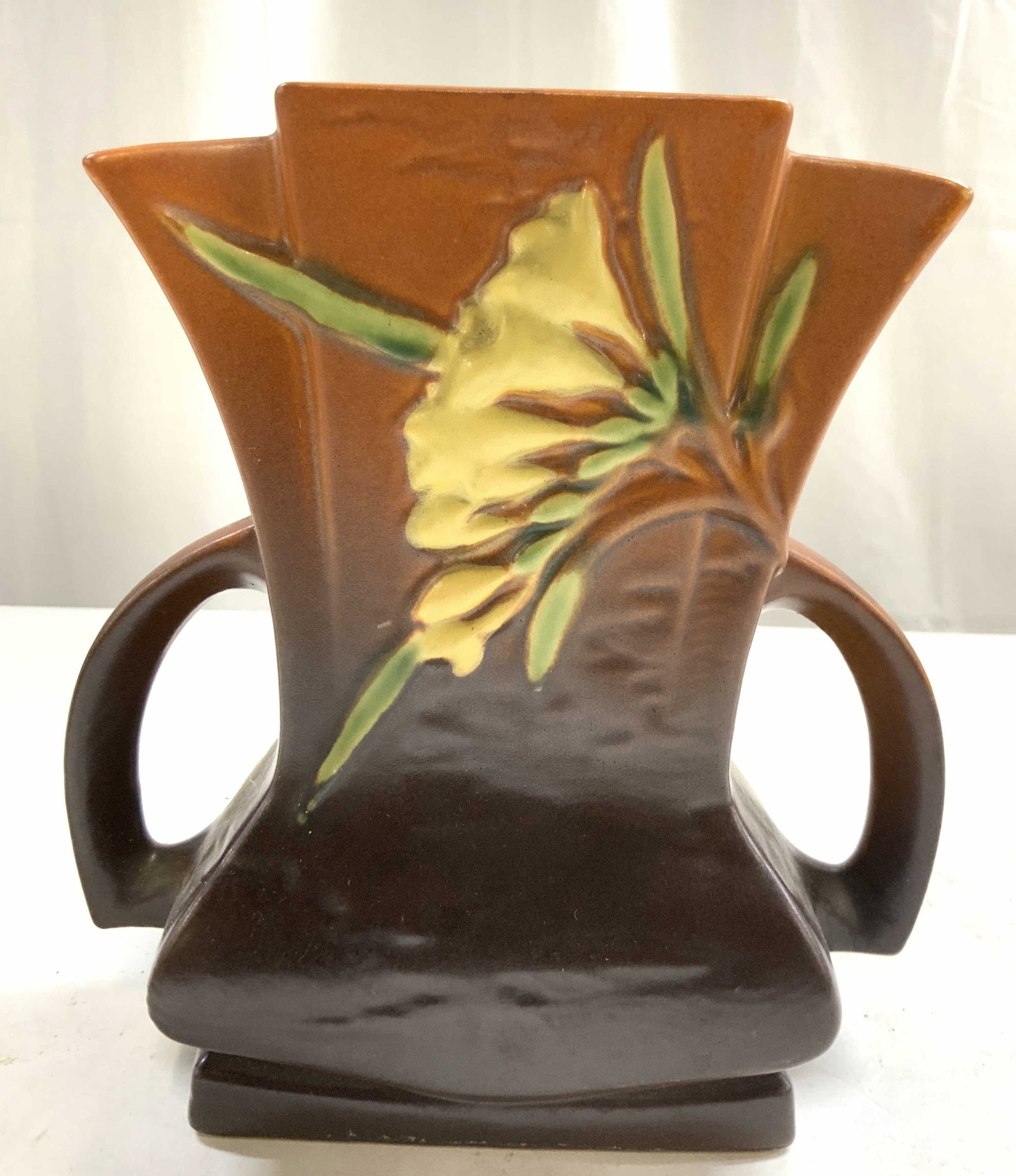 ROSEVILLE Vntg Ceramic Vase W Handles (1 of 8)