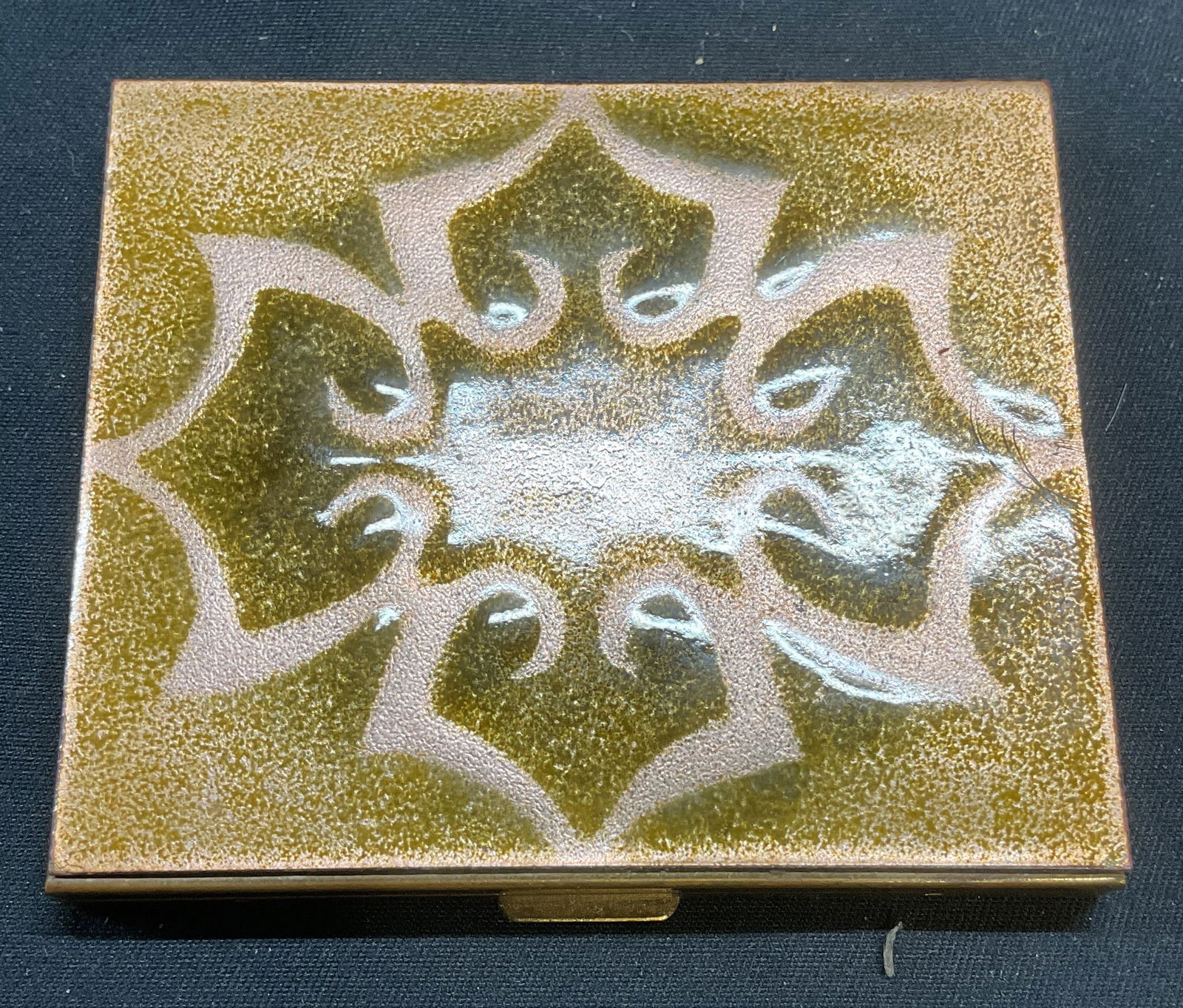 Vintage Gold Tone Enameled Makeup Compact (1 of 7)