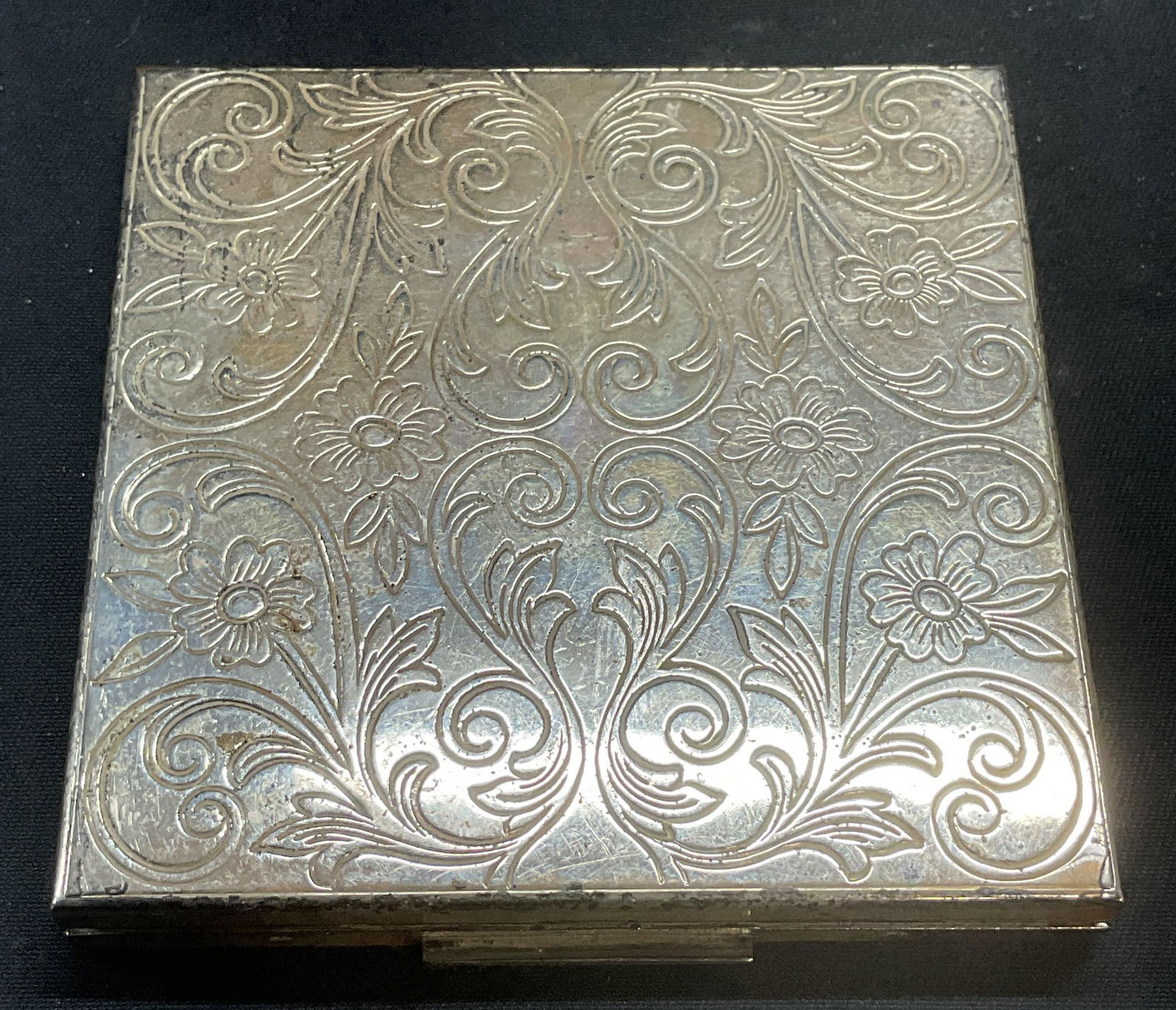 Elgin American Silver Tn Floral Makeup Compact (1 of 7)