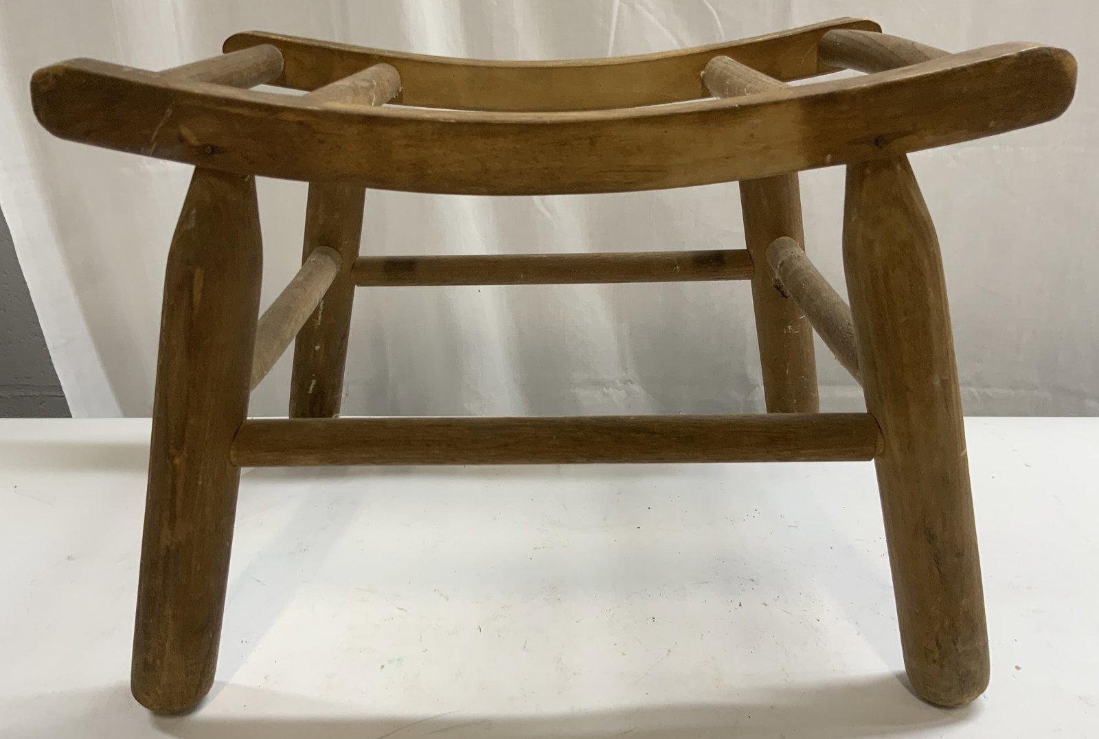Vintage Traditional Oak Wooden Bench: Bench is wooden, possibly oak. Piece is vintage. Bench has 4 legs with box stretcher in between. Legs are slightly splayed. Bench measures approximately 16 inches wide 11.5 inches tall 11 inches deep.