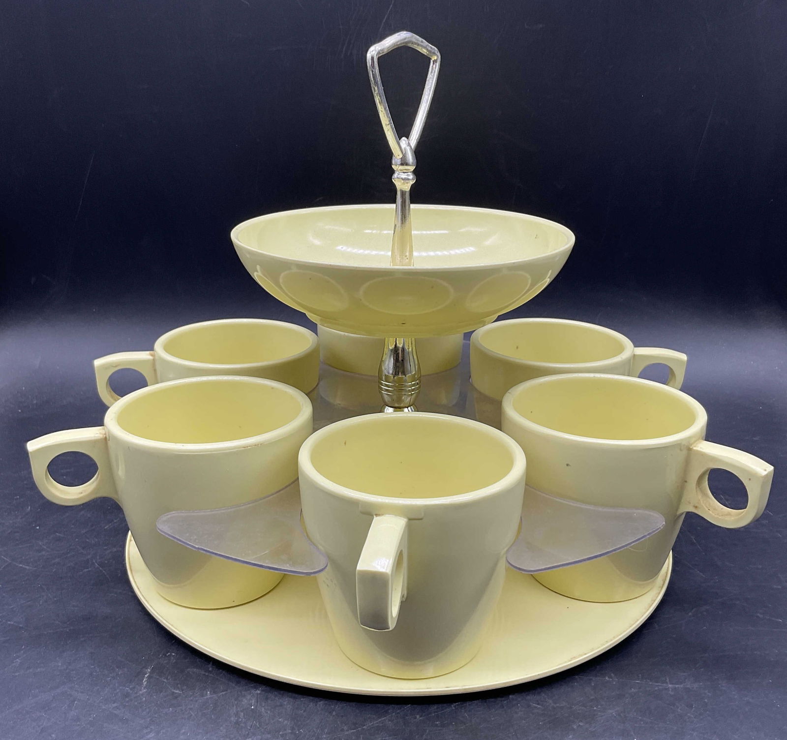St7 HEMCOWARE USA Vntg Tidbit Server & Coffee Cups: Set 7 HEMCOWARE Vintage Tidbit Server & Coffee Cups. Crafted from hard plastic, possibly melamine. Underside signed HEMCOWARE MADE IN USA. The server measures approx. 10.5W x 10H in. Surface wear, dis