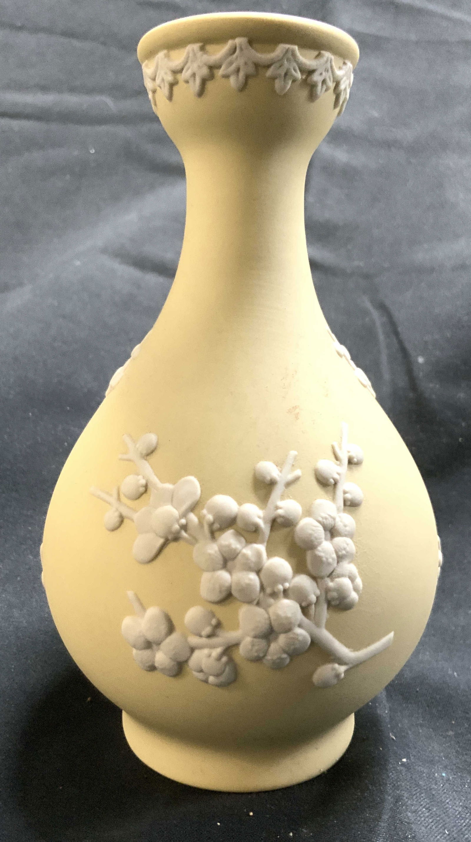 WEDGWOOD Vntg Bud Vase Cream & White (1 of 6)