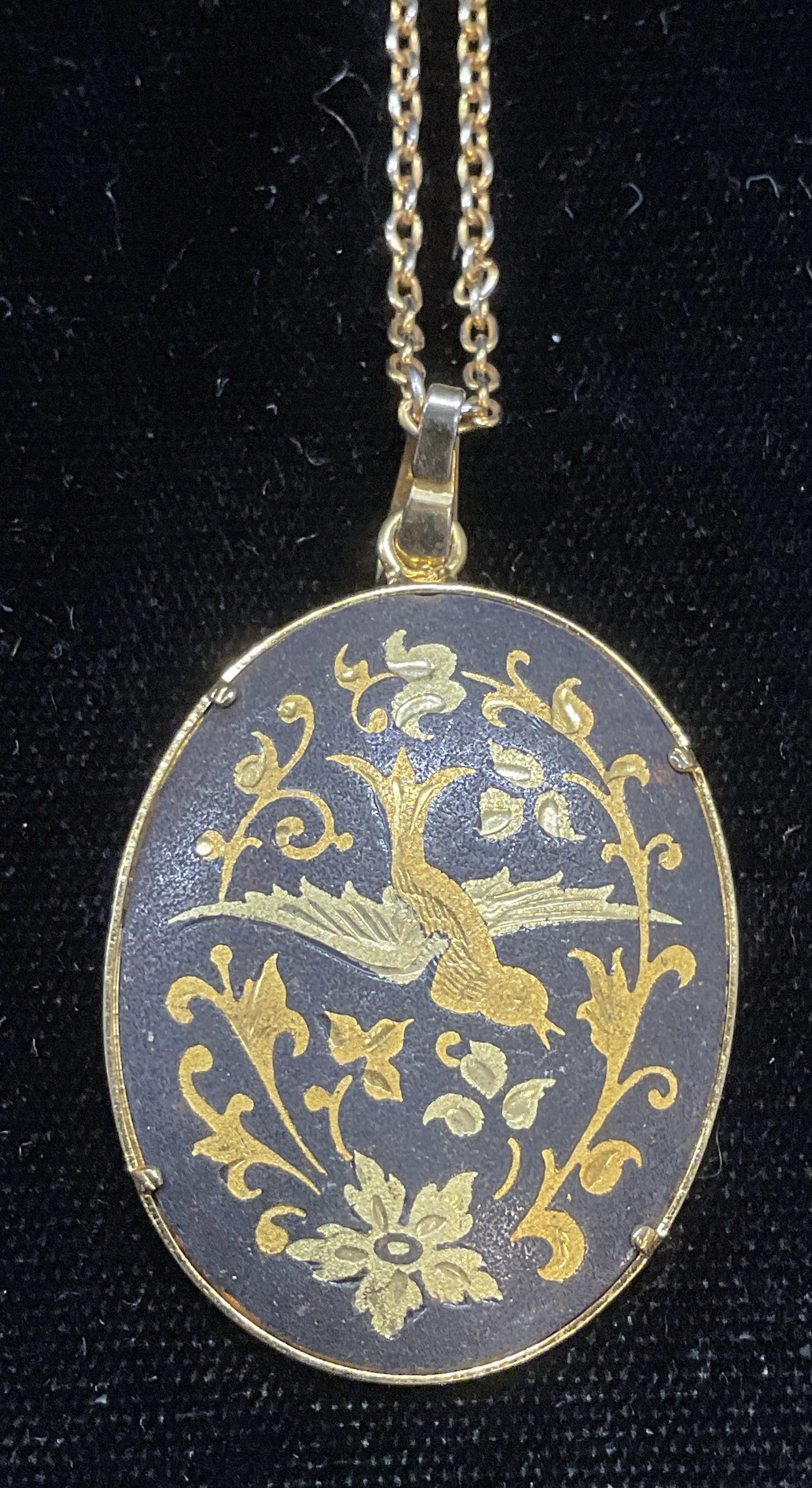 Gold Tn Damascene Style Bird Pendant Necklace: Gold tone necklace with damascene style black and gold tone pendant. Drop length approx 10 inches. Pendant approx 1.5 x 1 inches. Some wear including scratching observed. Jewelry, estate jewelry, cost
