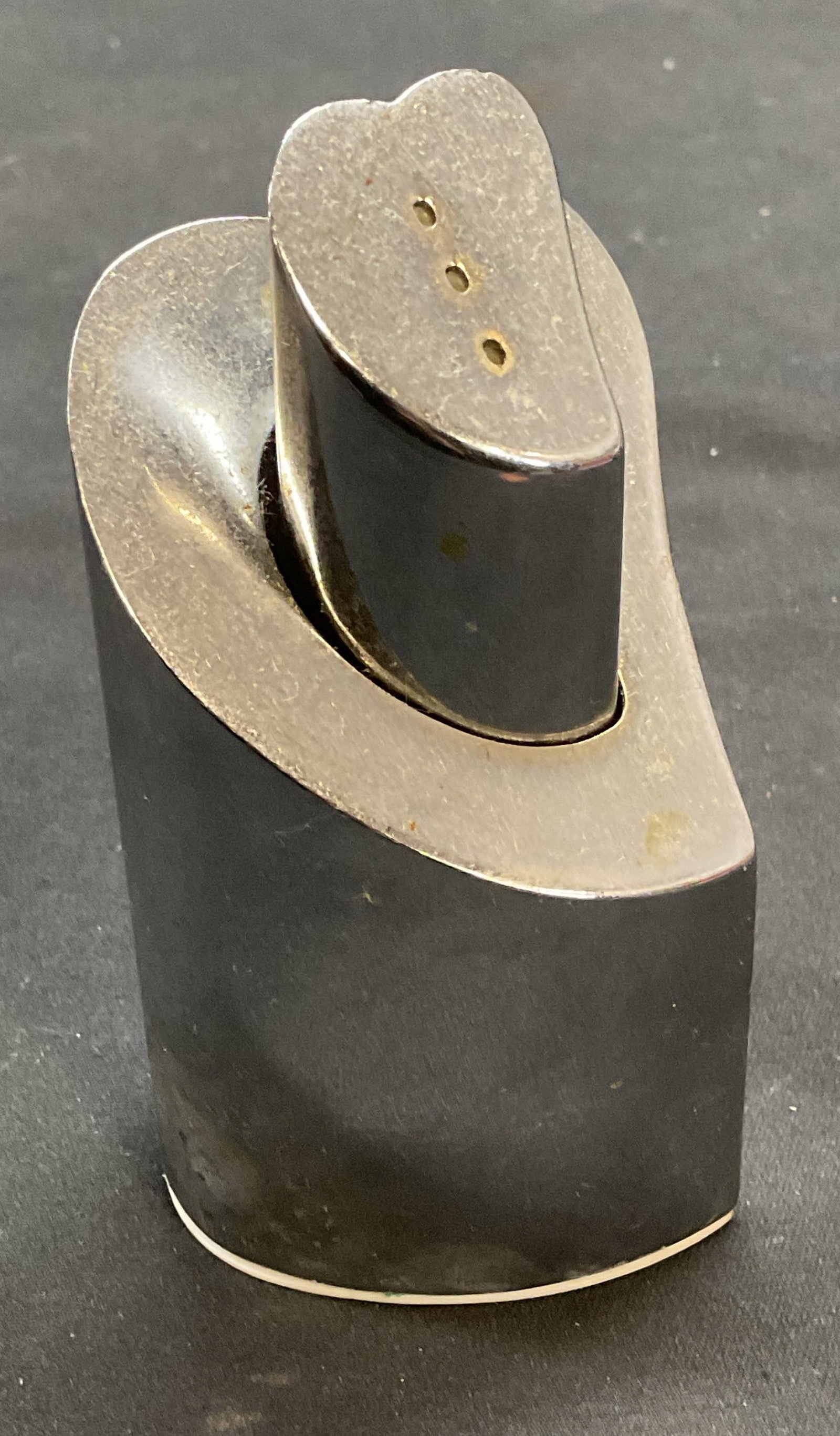 Vtg Silver Tone Heart Salt & Pepper Shakers: Vintage silver tone heart shaped salt and pepper shakers. Appear to be Lenox, possibly other maker. Larger piece measures approx 2 x 1.75 x 3 inches. Some wear to each including residue and scratching