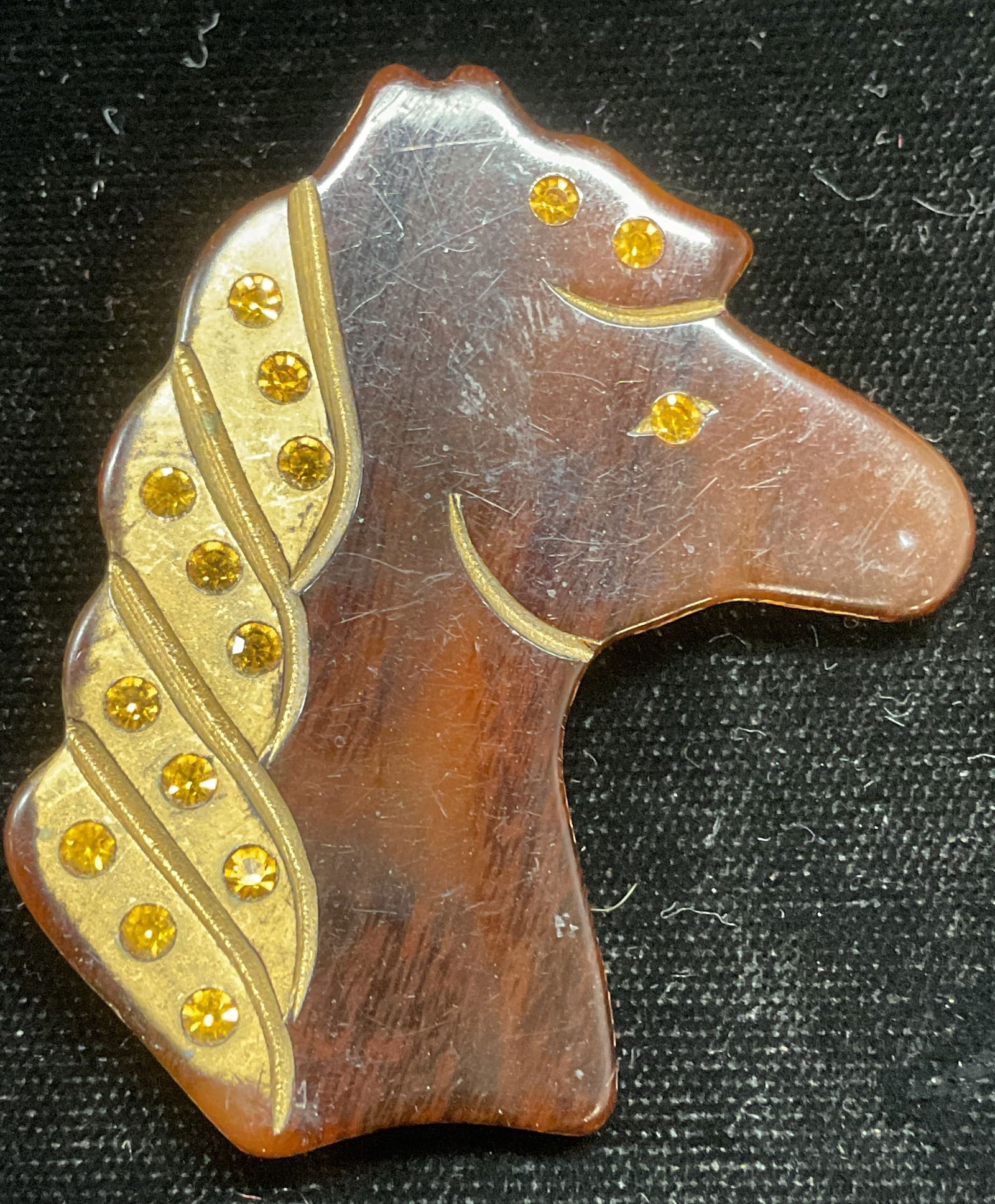 Vintage Lucite Gold Tn Crystal Horse Brooch: Vintage brown lucite, gold tone, and crystal horse head brooch. Measures approx 2 x 1.75 inches. Some wear including scratching observed. Jewelry, estate jewelry, costume jewelry, cocktail jewelry, fa