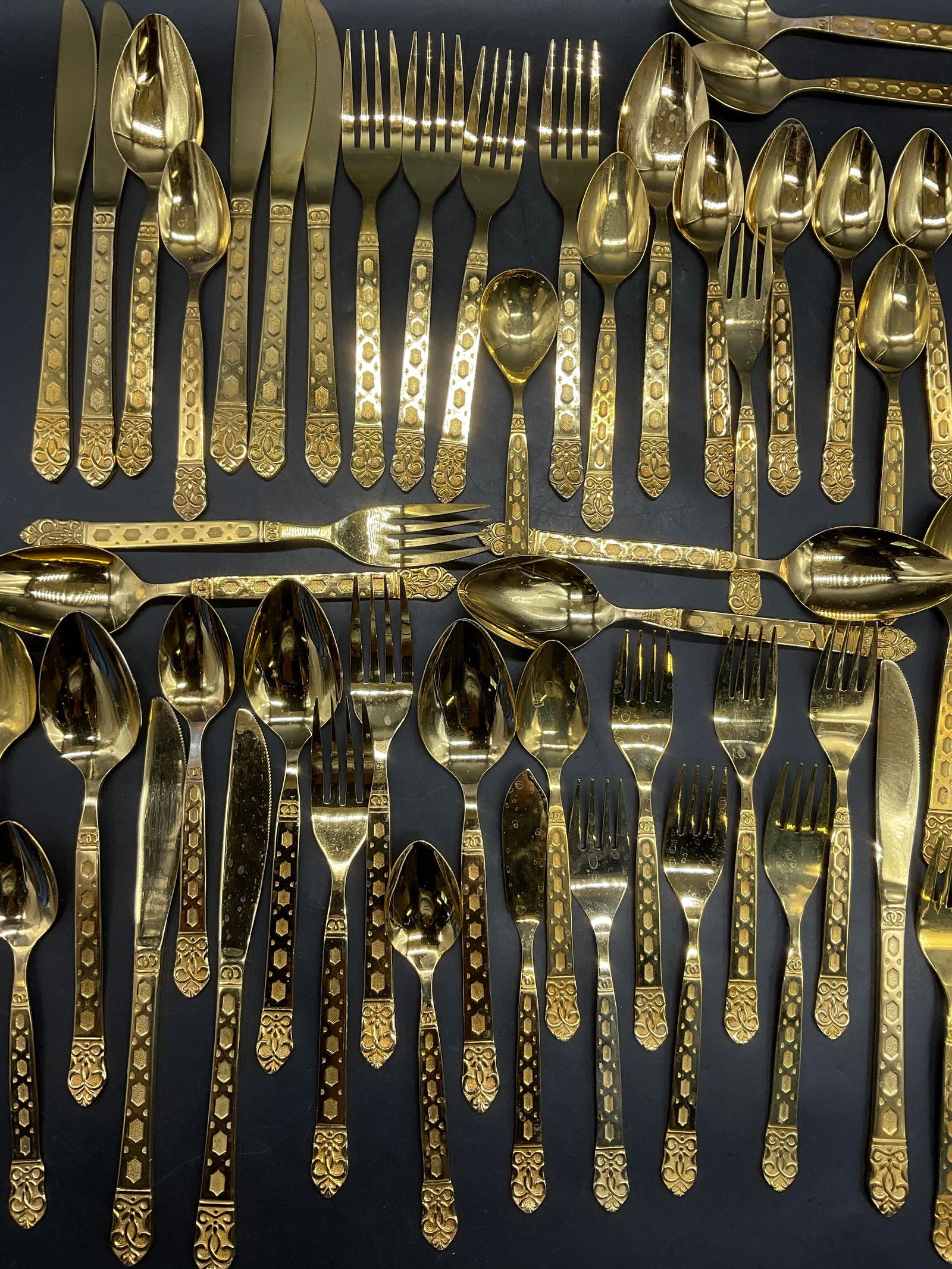 50 LIFETIME CUTLERY Gold Tone Stainless Silverware (1 of 9)