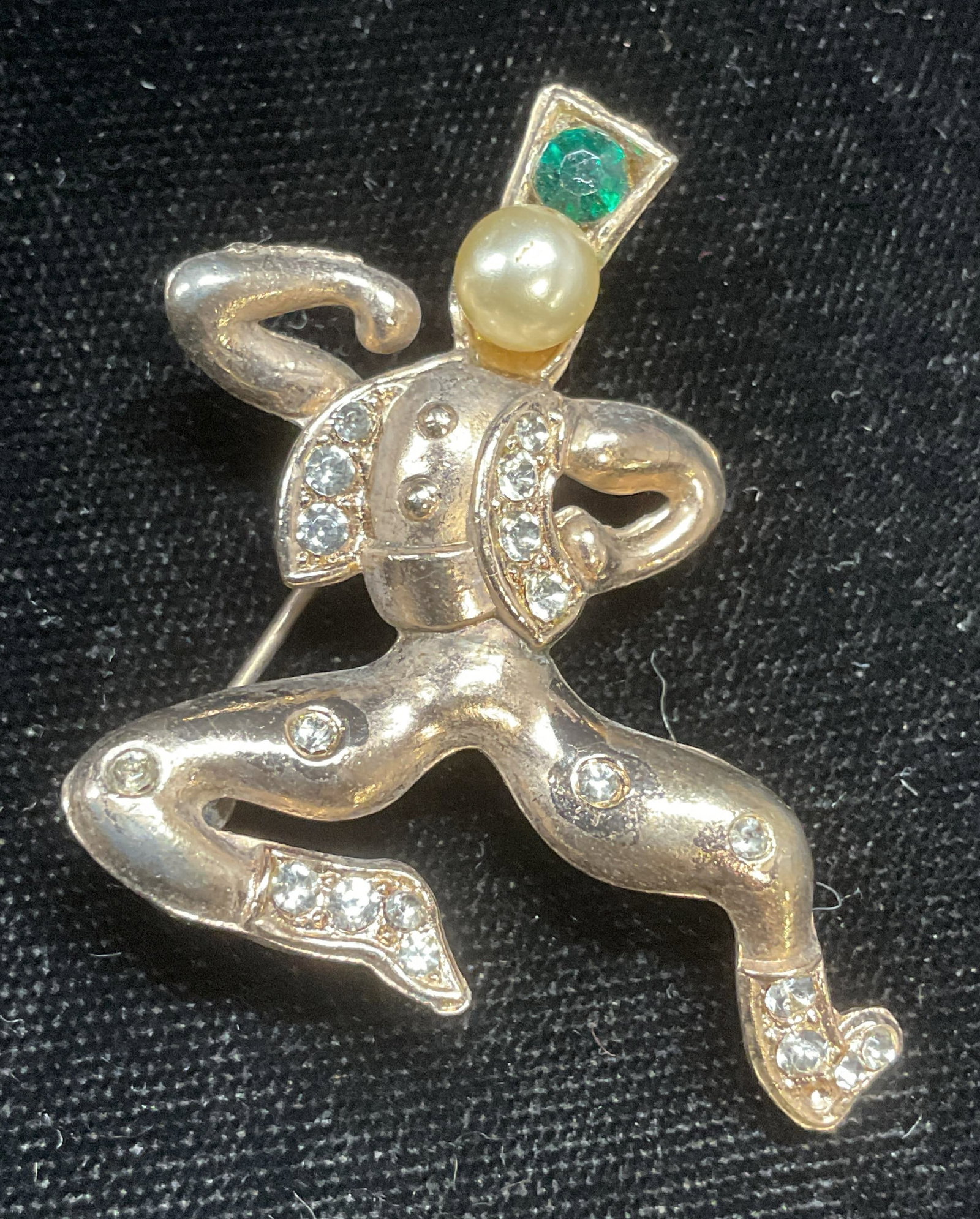 Vintage Gold Tn Figural Russian Dancer Brooch: Vintage gold tone crystal and faux pearl Russian dancer figural motif brooch. Measures approx 1.5 x 1.5 inches. Some wear including scratching observed. Jewelry, estate jewelry, costume jewelry, cockt