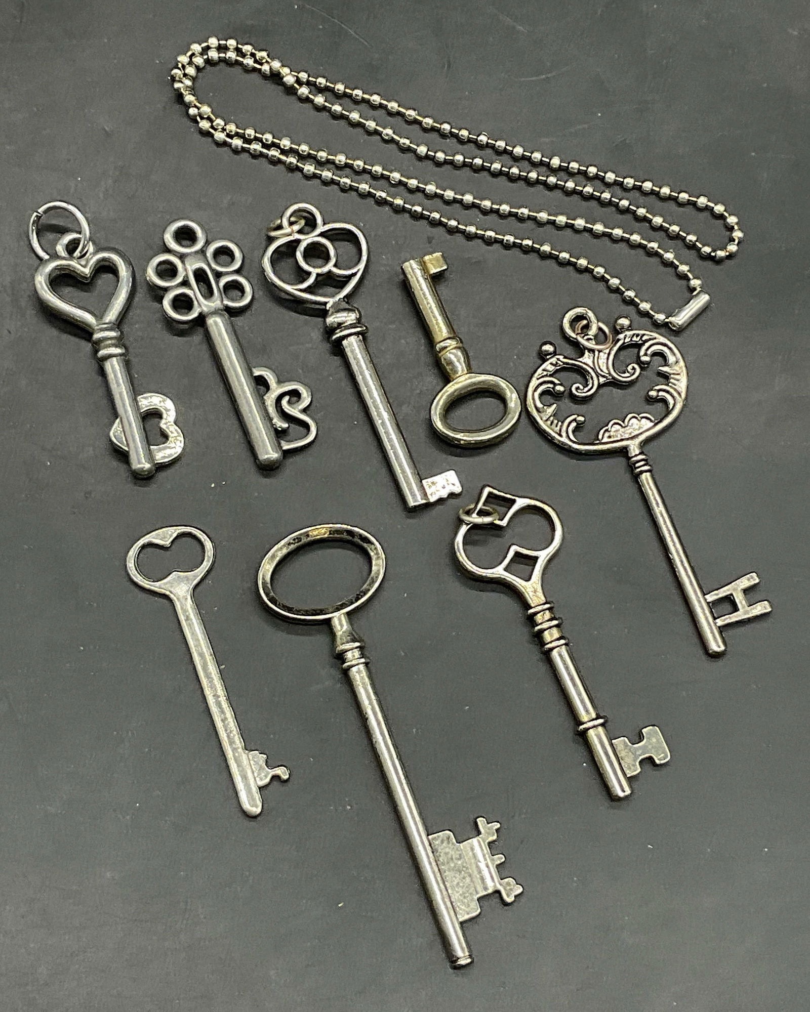 Lot 9 Vintage Silver Tone Metal Keys & Ball Chain (1 of 7)