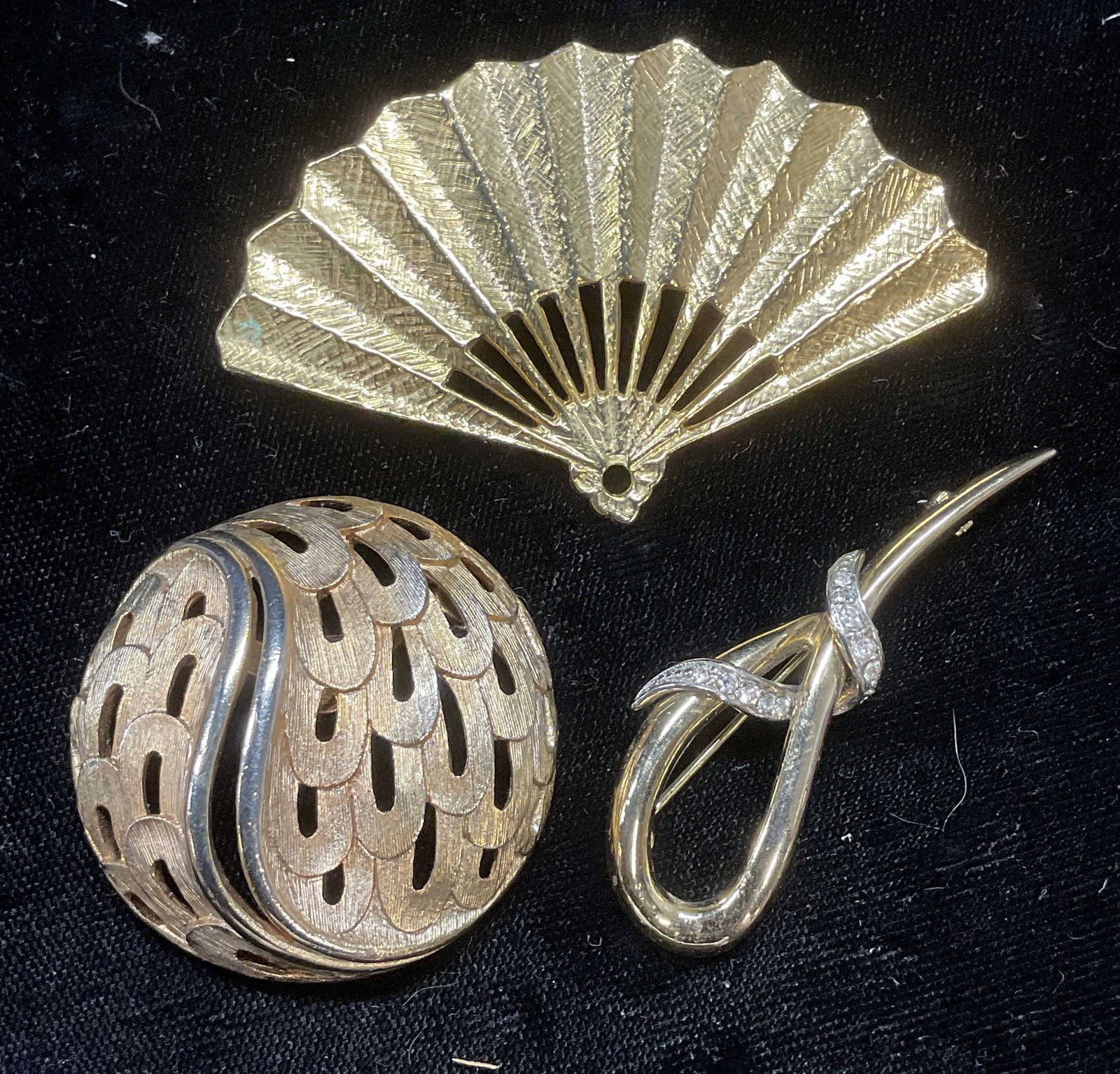 Lot 3 JJ Gold Tone Brooch, Fan Brooch + (1 of 8)