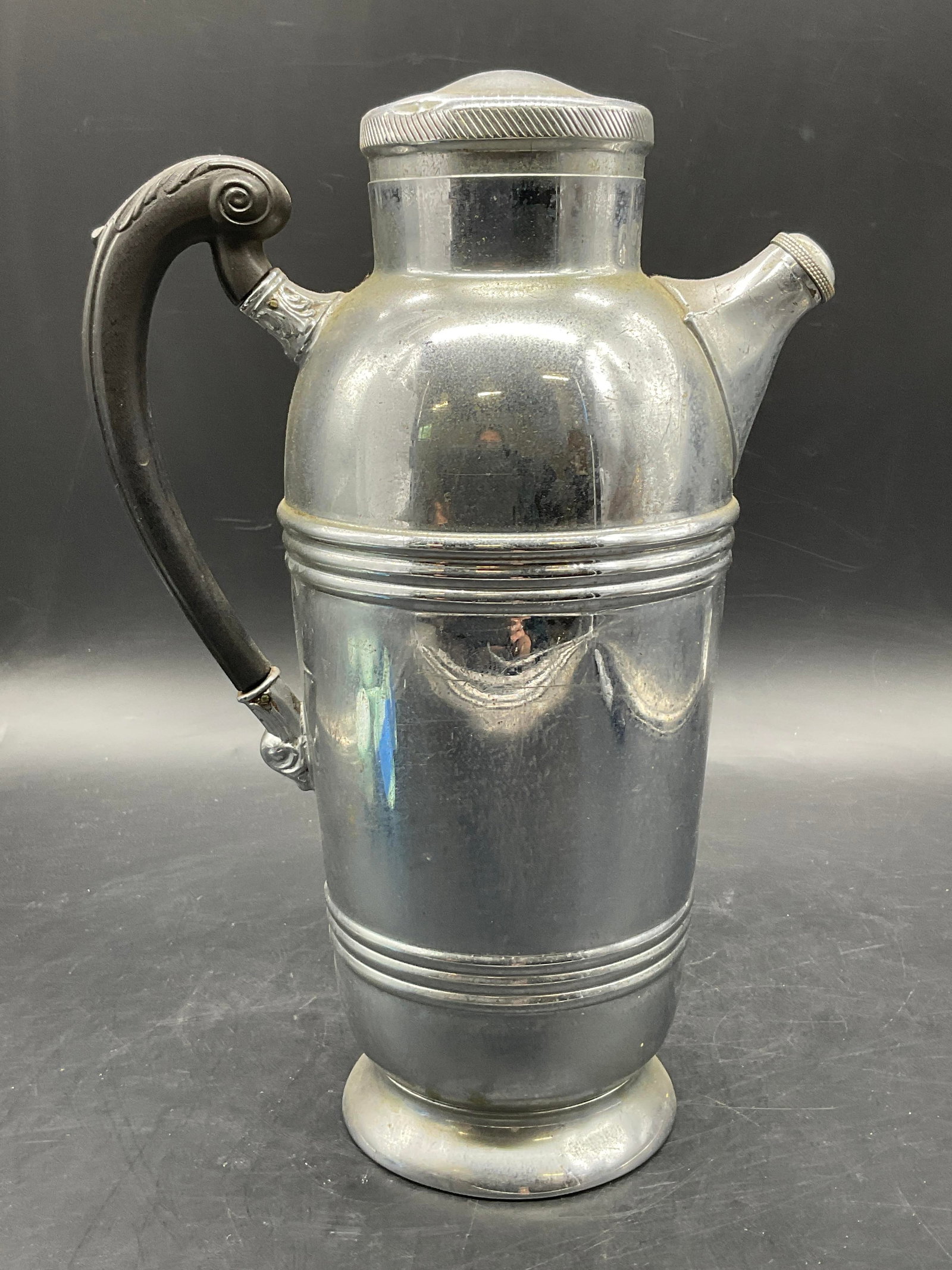 KROME KRAFT FARBER BROS Cocktail Shaker, Lid: Vintage KROME KRAFT FARBER BROS Cocktail Shaker. Lidded. Silver tone chrome body with a black handle. Measures approx. 10.5H x 7W in. Underside reads KROME KRAFT FARBER BROS. Residue, discoloration, s