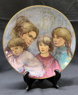 The World I Love Leahs Family Plate #10812 W Grmny: The World I Love, Leahs Family Plate #10812 Unique gold rim plate, has an image of a mother with 3 children. Extensive detail on plate. Comes with The World I Love Box. Signed by Edna Hibel, Hibel Stu