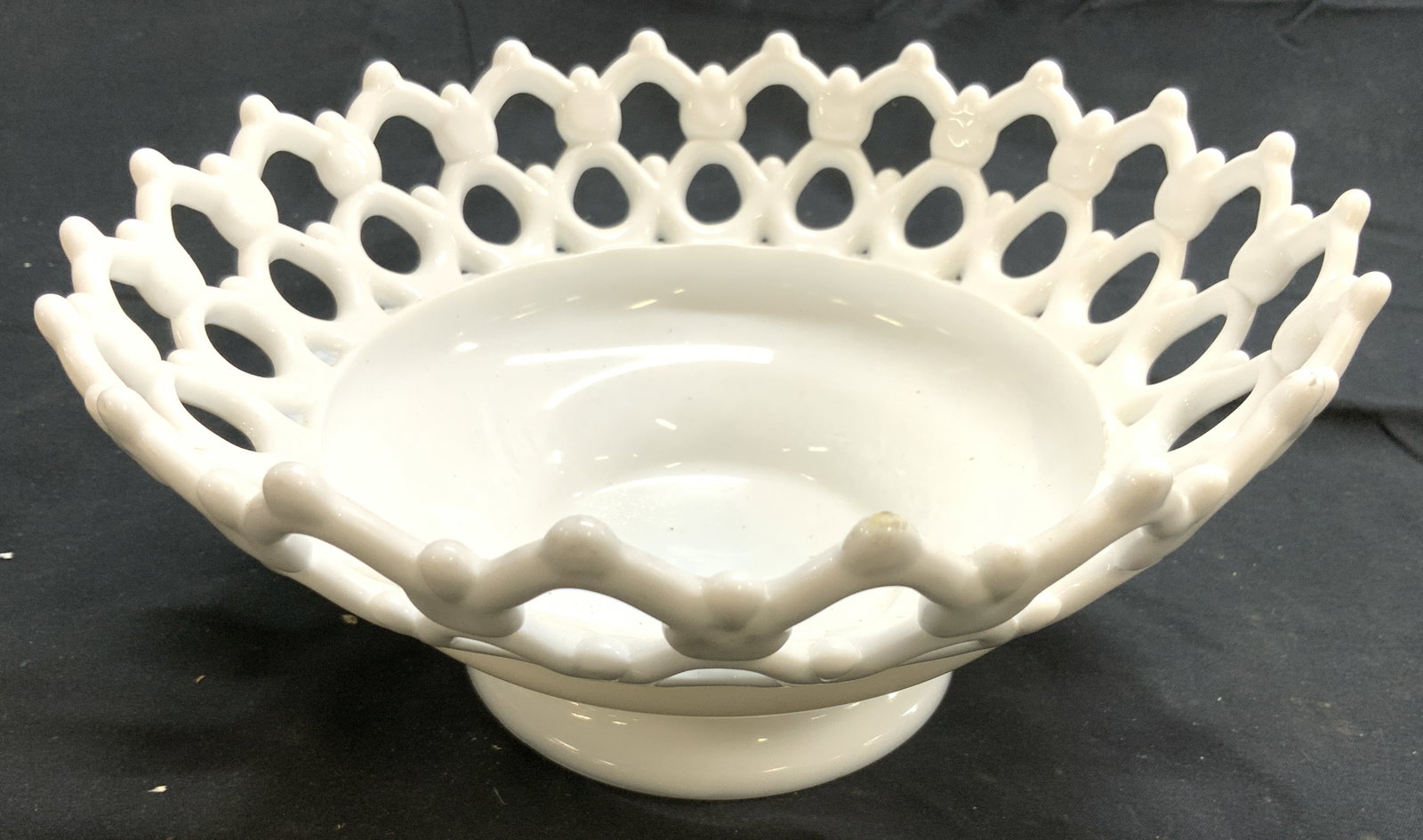 Westmoreland Doric Open Lattice Vtg Milk Gls Bowl: Bowl appears to be WESTMORELAND DORIC. (No apparent markings). Bowl is white toned and glass. Piece has open lattice form rim. Bowl is vintage. Piece measures approximately 8.75 inches wide 4 inches t