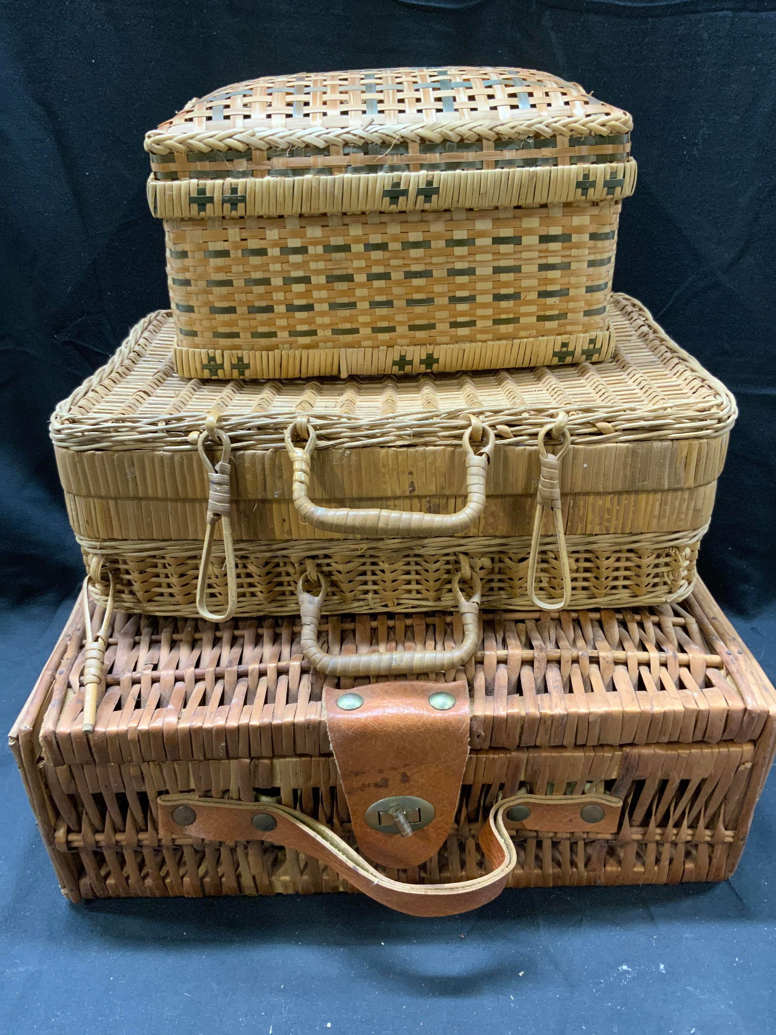 Lot 3 Woven Straw Picnic Baskets (1 of 8)