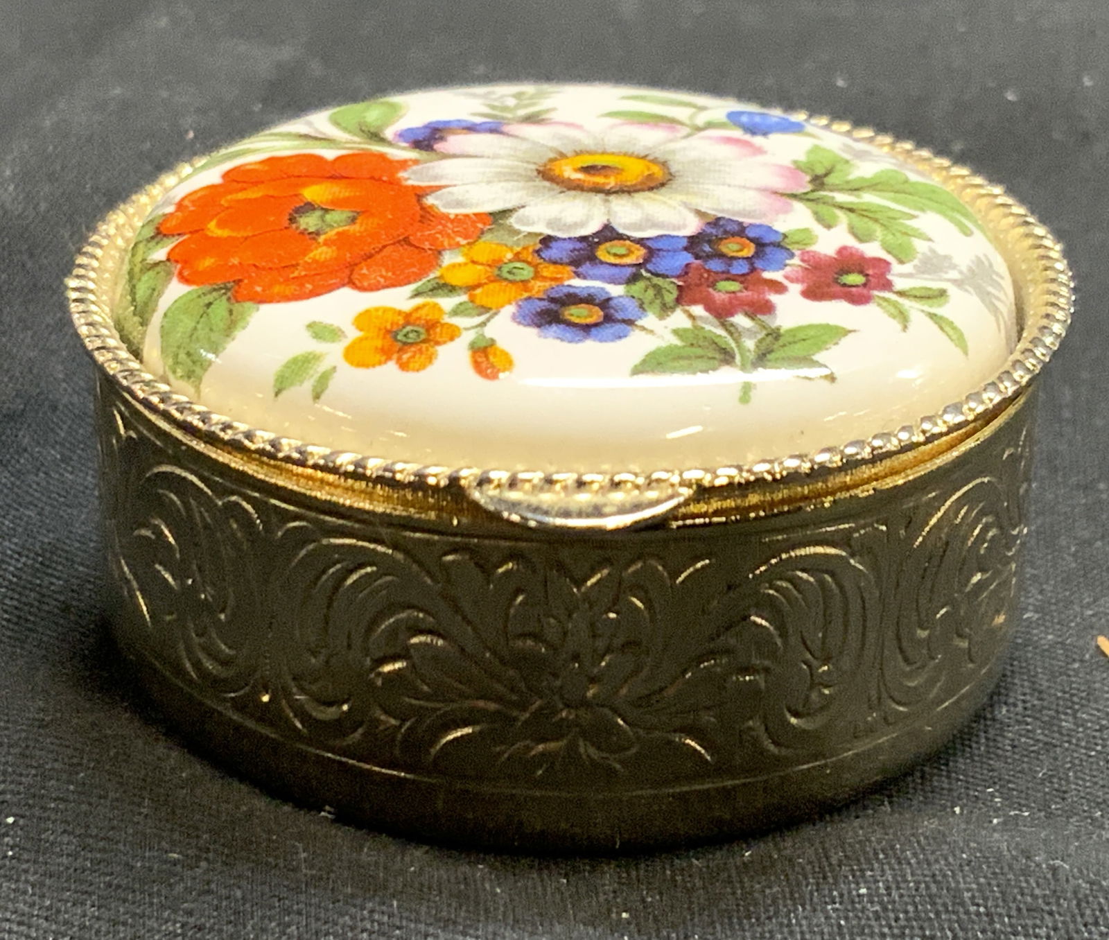 Vtg Micro Mosaic Porc Top Pill Box W Lid ITALY (1 of 6)
