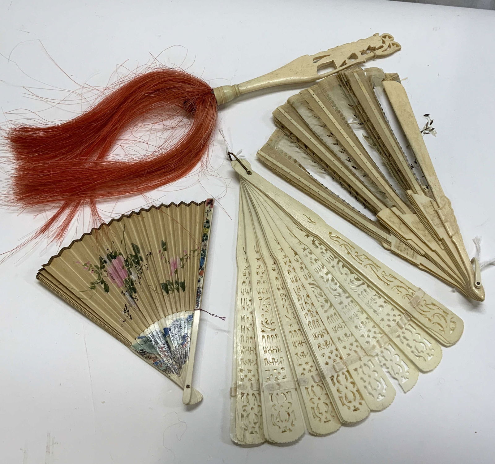 Lot 4 Vintage Fans, Bone, Horse Haire & More: Lot 4 Vintage Fans Vintage fly swatter, appears to have a bone handle with possible horse hair bristles. 3 cream color hand fans. Each fan has a unique design on them. Including a floral design & carv