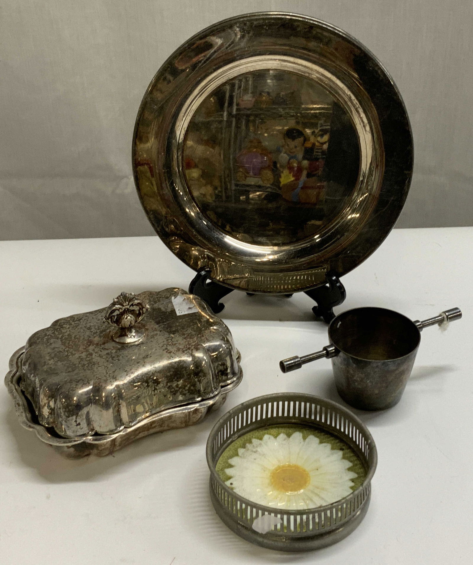5 Vntg Silver-Plated Table Accessories Oneida+: Lot 5 Vintage Silver-Plated Table Accessories 2 silver plates, a rectangular silver butter dish with a lid, decorative floral trinket & silver rolling shot glass. Underside reads Oneida. Visible disco