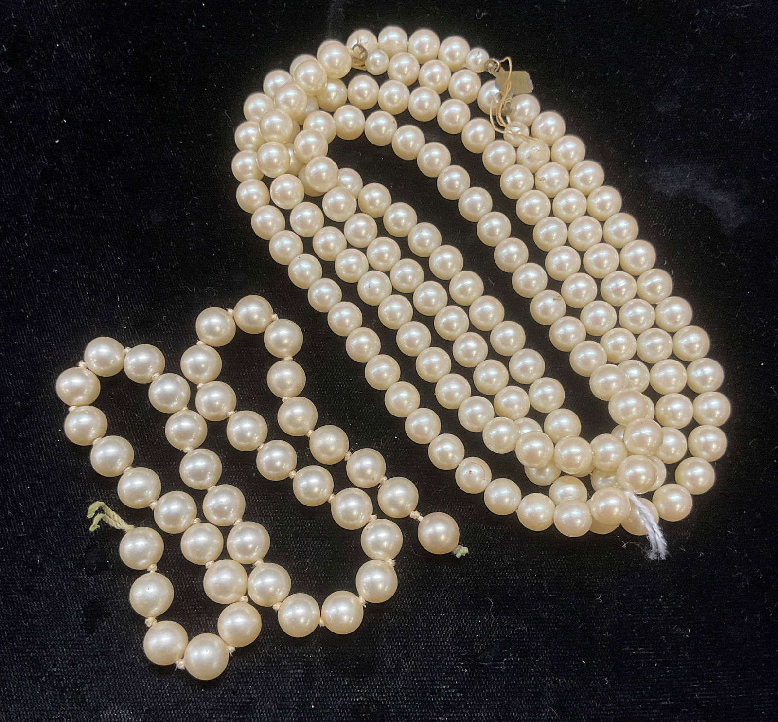 Lot 2 Vtg Faux Peal Necklace Strands: Lot of 2 vintage faux pearl necklace strands. Longer piece measures approx 22.5 inches long. Some wear including scratching observed. Need repair. Upcycle for jewelry making. Jewelry, estate jewelry,