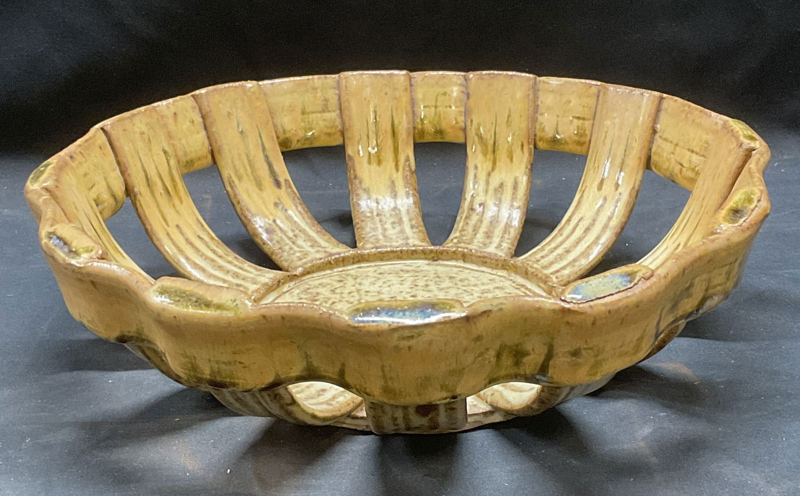 Vintage Handmade Stoneware Round Basket: Vintage handmade stoneware basket, round shaped. Measures approx 11 x 3 inches. Some wear including scratching. Stoneware basket, basket, vintage backer, round basket, fruit basket, homewares, home de