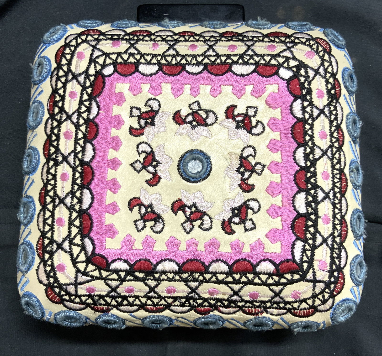 ROLLER RABBIT Embroidered Womens Clutch (1 of 6)