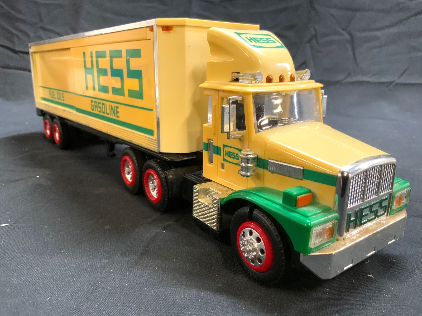 HESS Vintage Holiday Toy Truck (1 of 10)