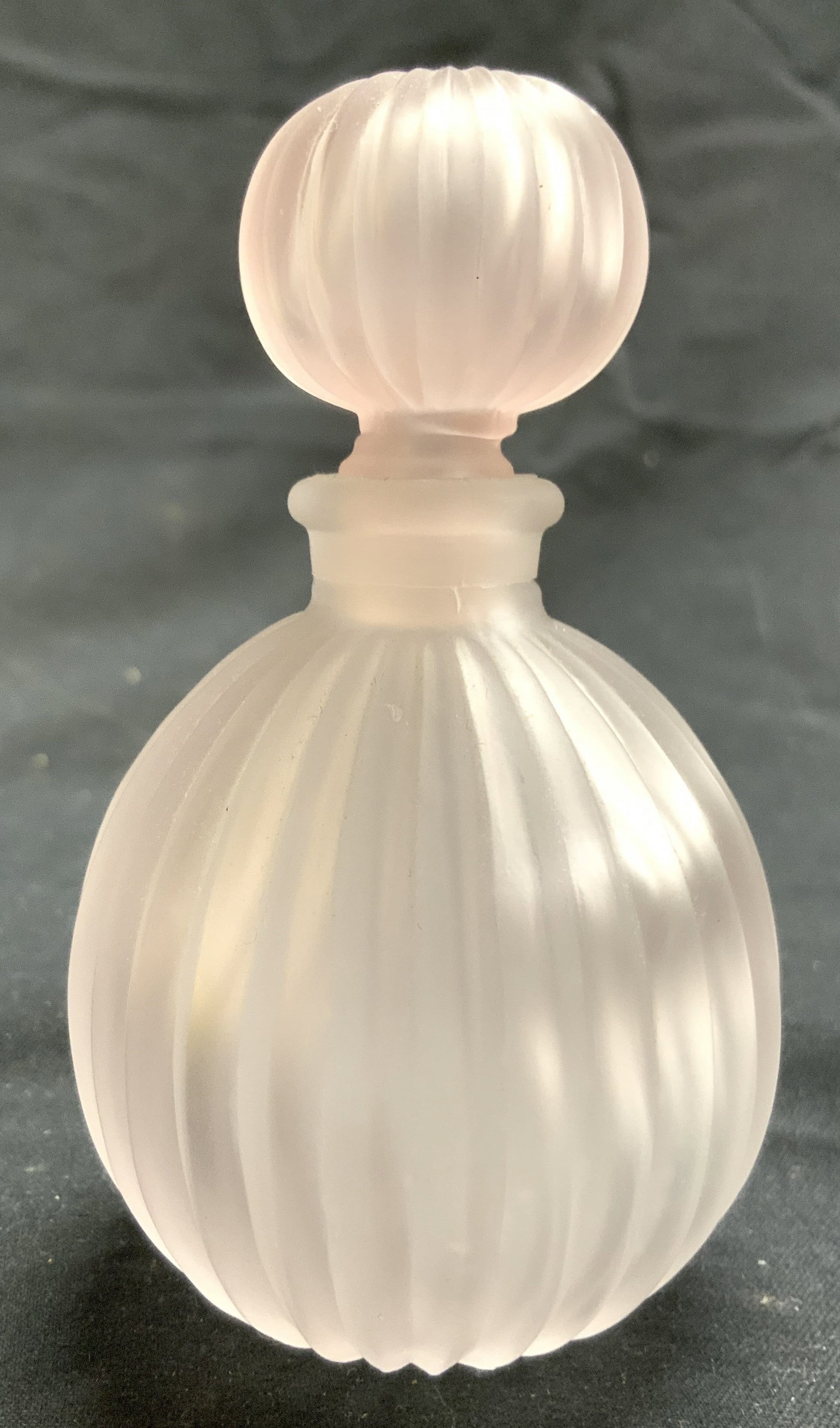 SILVESTRI Vtg Frosted Art Gls Perf Bttl W Stopper: Perfume bottle appears to be SILVESTRI (No apparent markings). Piece is pink toned and glass. Perfume bottle includes stopper. Piece is scalloped. Perfume bottle measures approximately 3.5 inches tall