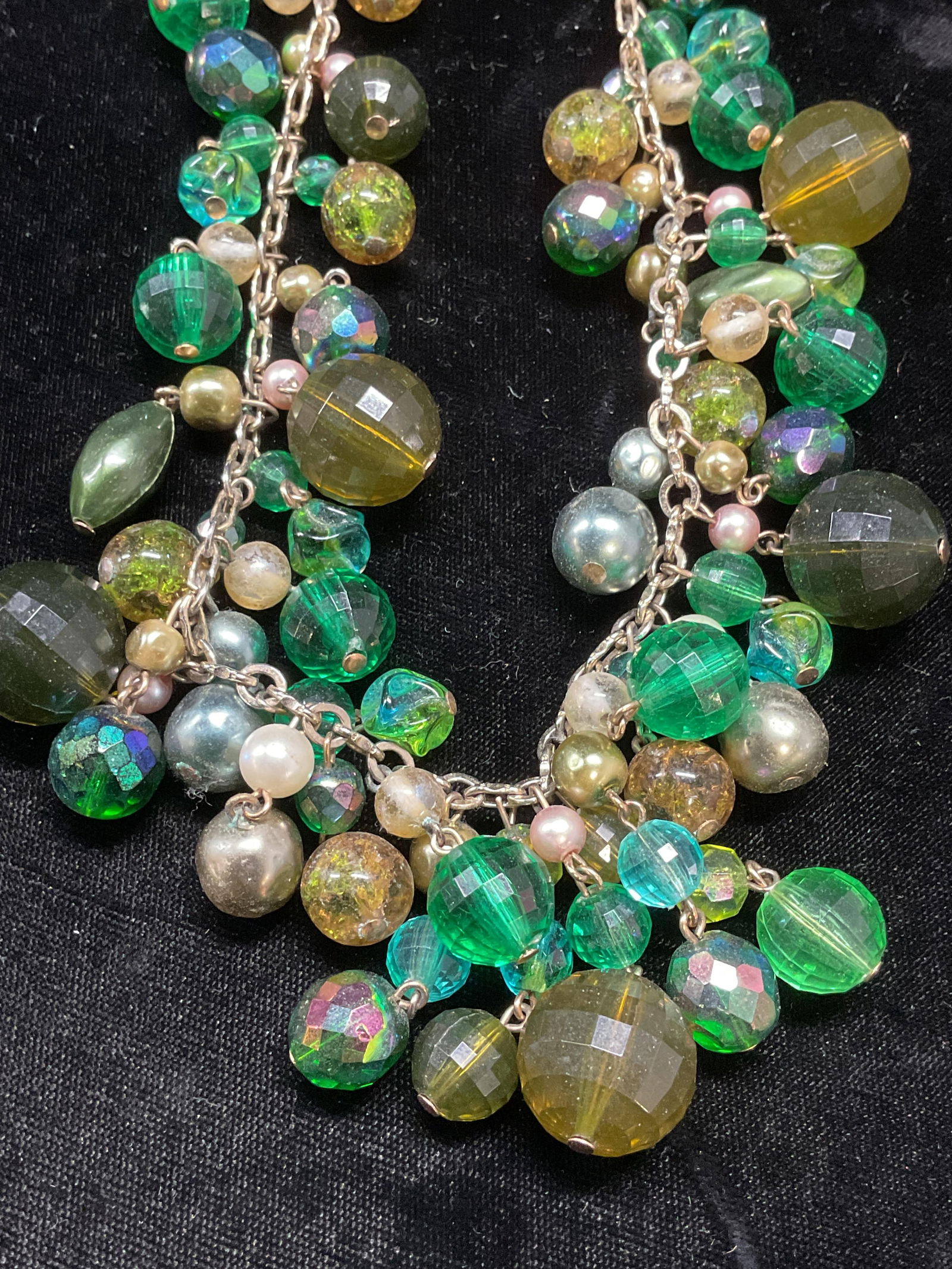 Vtg Green Crystal Faux Pearl Beaded Necklace: Vintage gold tone green crystal, and faux pearl beaded necklace. Drop length approx 8 inches. Necklace has weight. Some wear including scratching observed. Jewelry, estate jewelry, costume jewelry, co