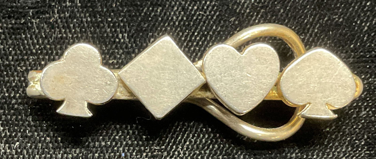 Vintage Swank Silver Tn Card Motif Tie Bar: Vintage Swank silver tone card motif tie bar with club, diamond, heart, and spade. Signed on underside. Measures approx 1.75 inches long. Some wear including scratching observed. Jewelry, estate jewel