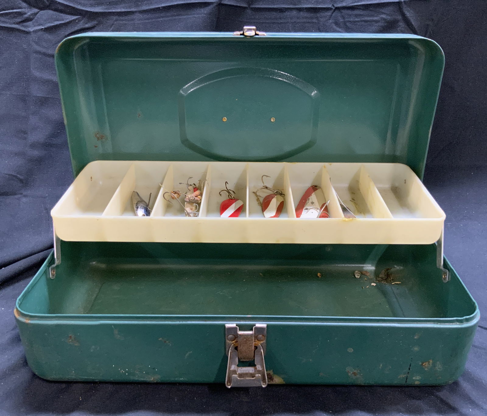 Lot 7 Vntg Metal Fishing Tackle Box & Fishing Lures (1 of 8)