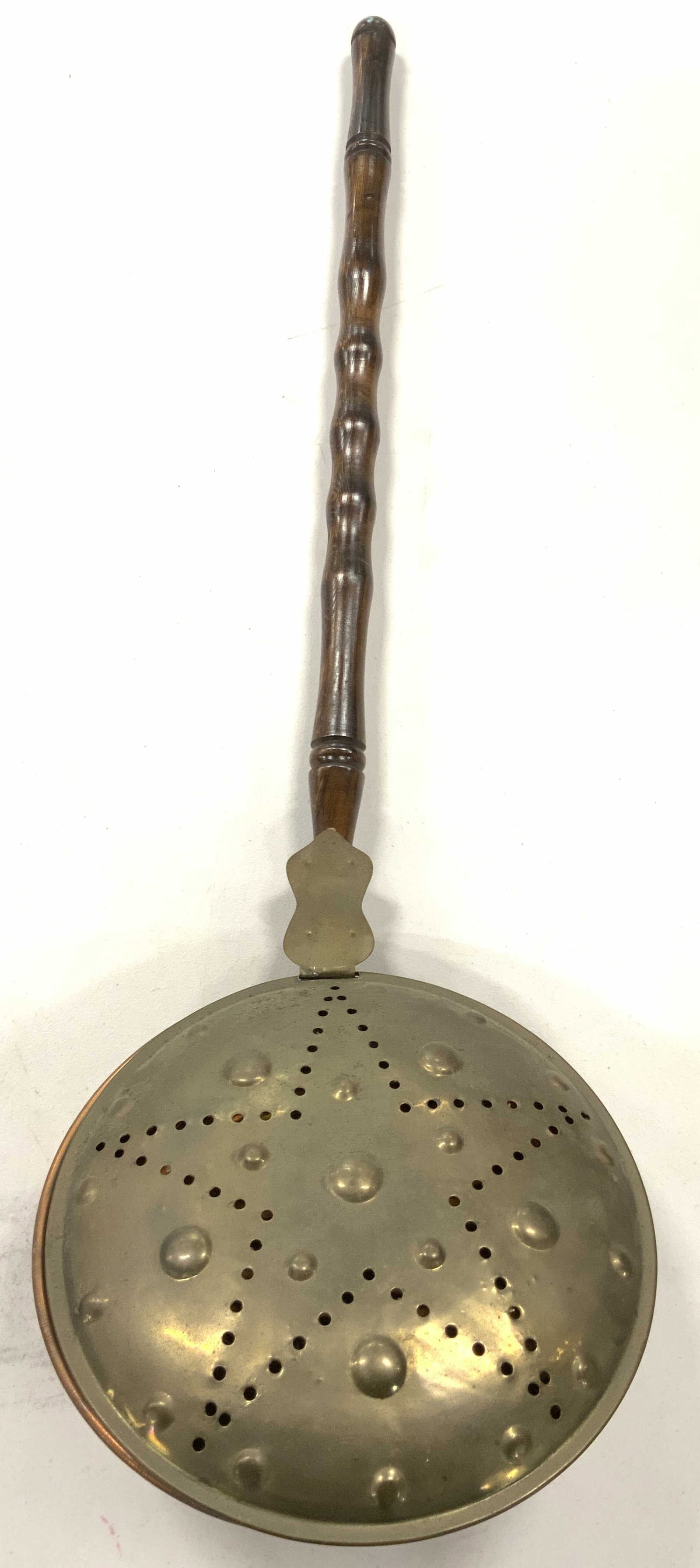 Antique Wood & Brass Bed Warmer: Piece has Star form pierced detail. Bed warmer has carved wooden handle. End of piece is gold toned and brass. Piece appears to be antique. Piece measures approximately 37 inches long 11.25 inches wid