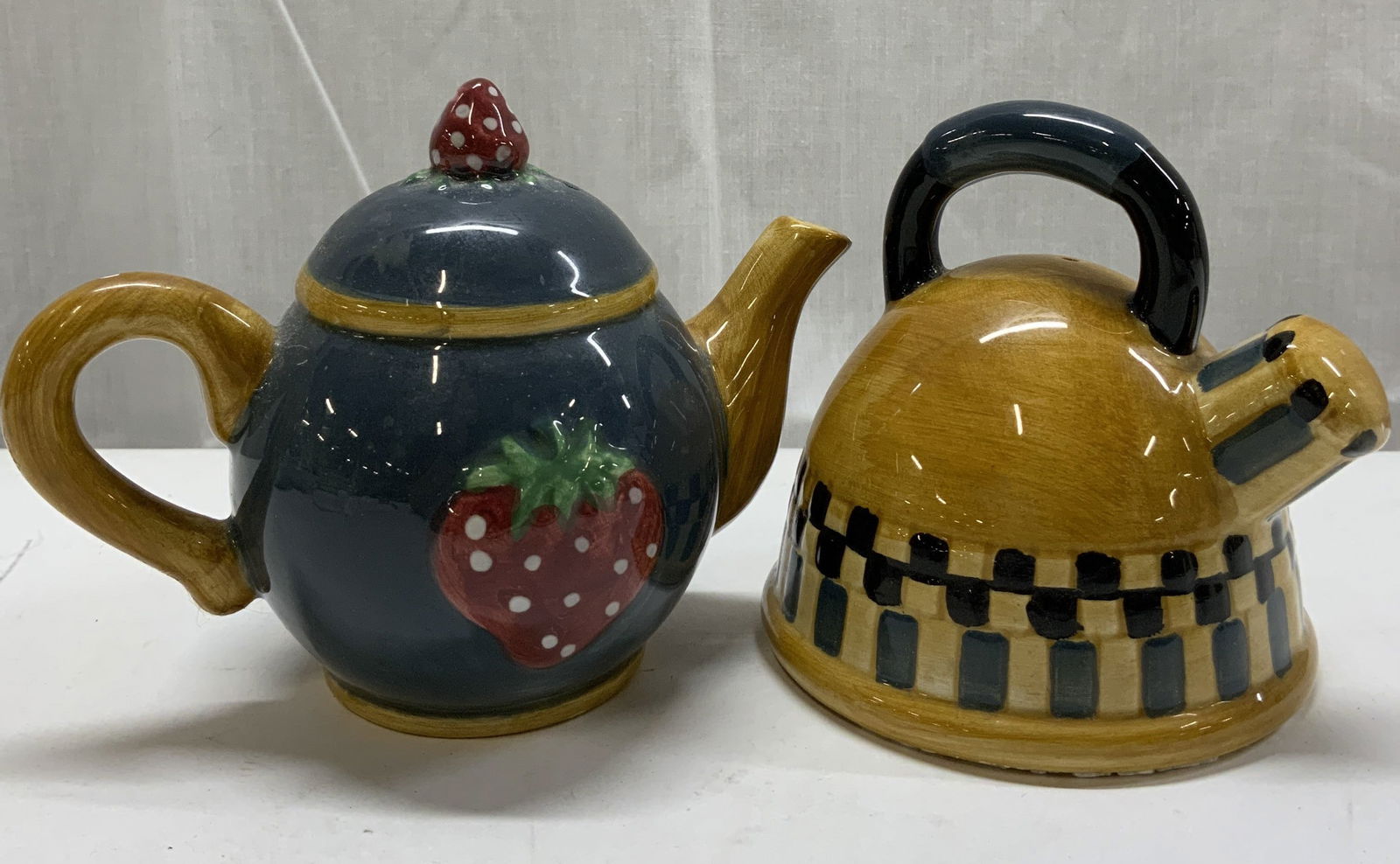 Sakura Vintage Ceramic Teapot Salt & Pepper Shaker (1 of 9)