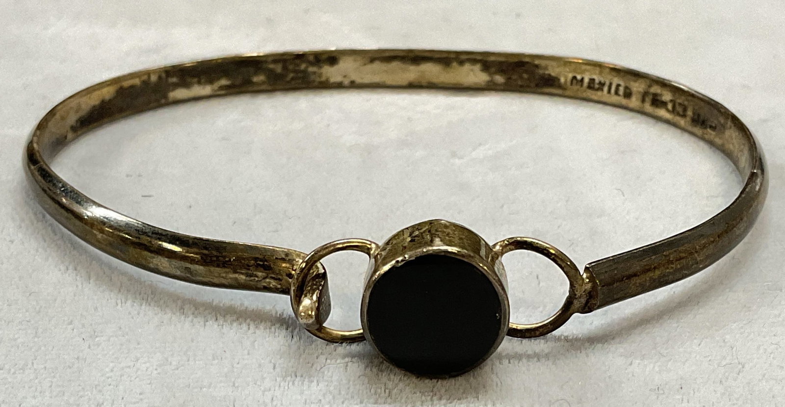 Vtg Sterling Silver Black Cabochon Bracelet Mexico: Vintage sterling silver bracelet with black cabochon. Possibly onyx. Marked sterling. Made in Mexico. Measures approx 2.5 inches wide. Total weight 13.4 grams. Some wear including scratching, patina, 